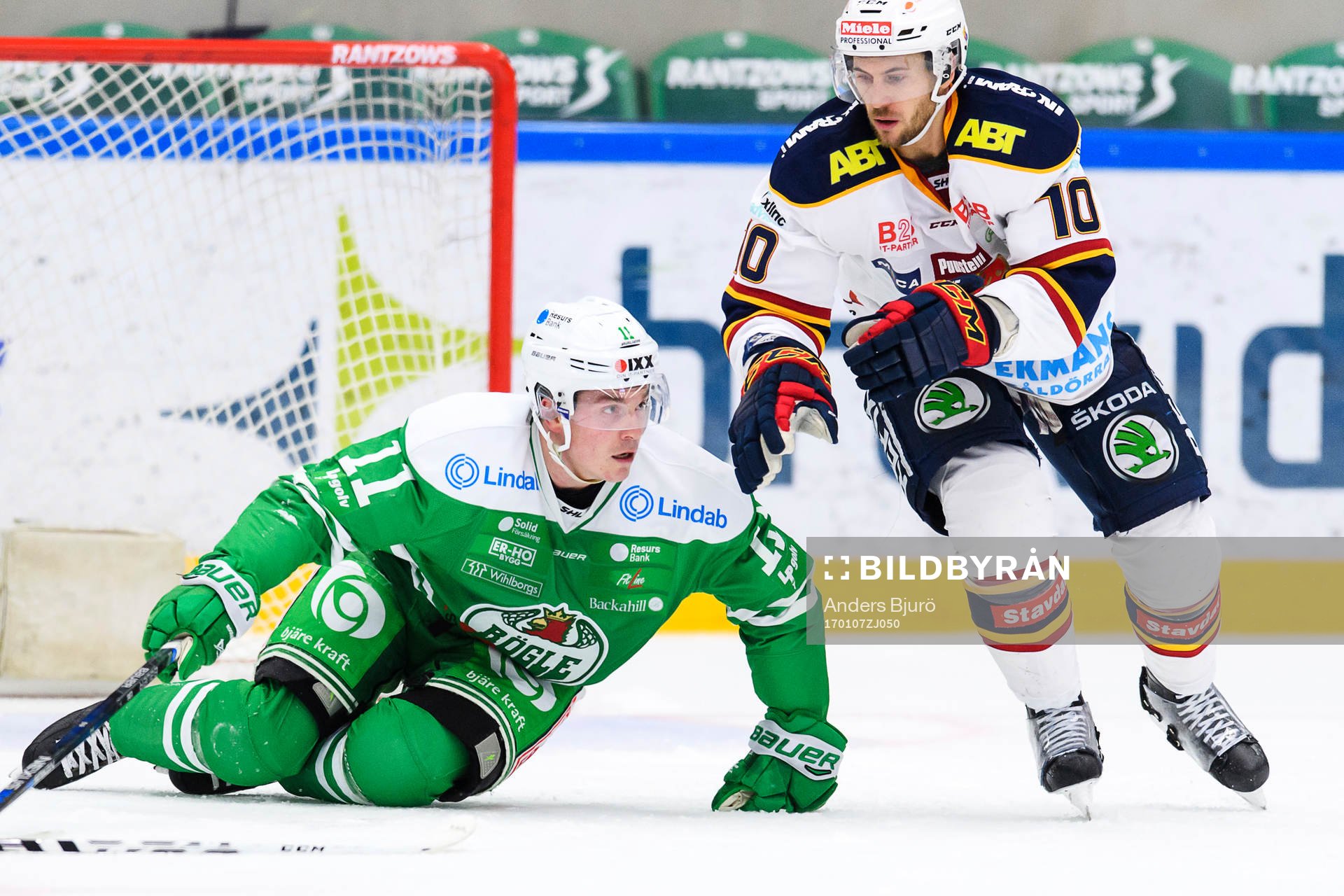 Rögles Bryan Lerg rivs ner framför Djurgårdens målvakt
