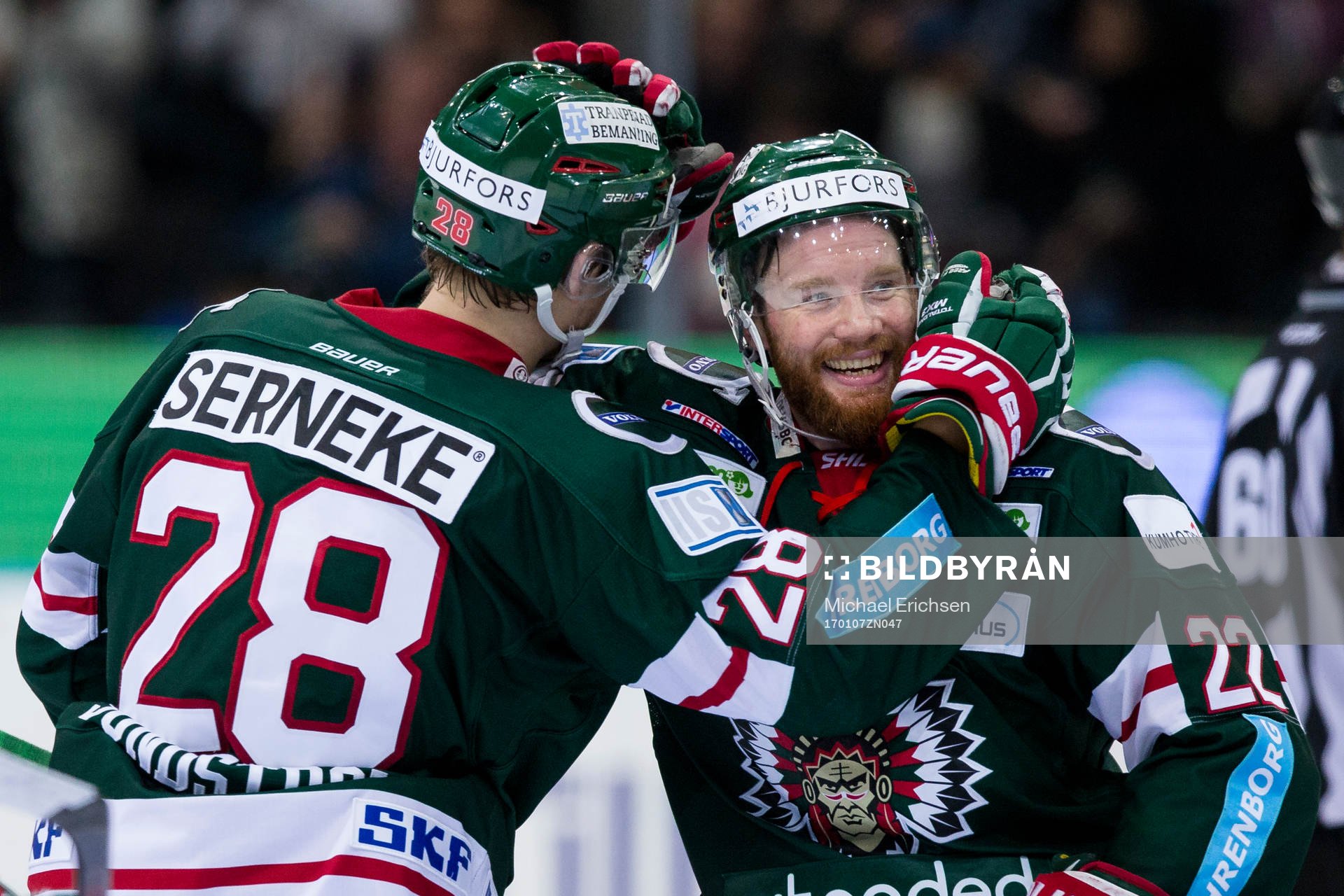 Frölundas Johan Sundström jublar och omfamnas av Robin