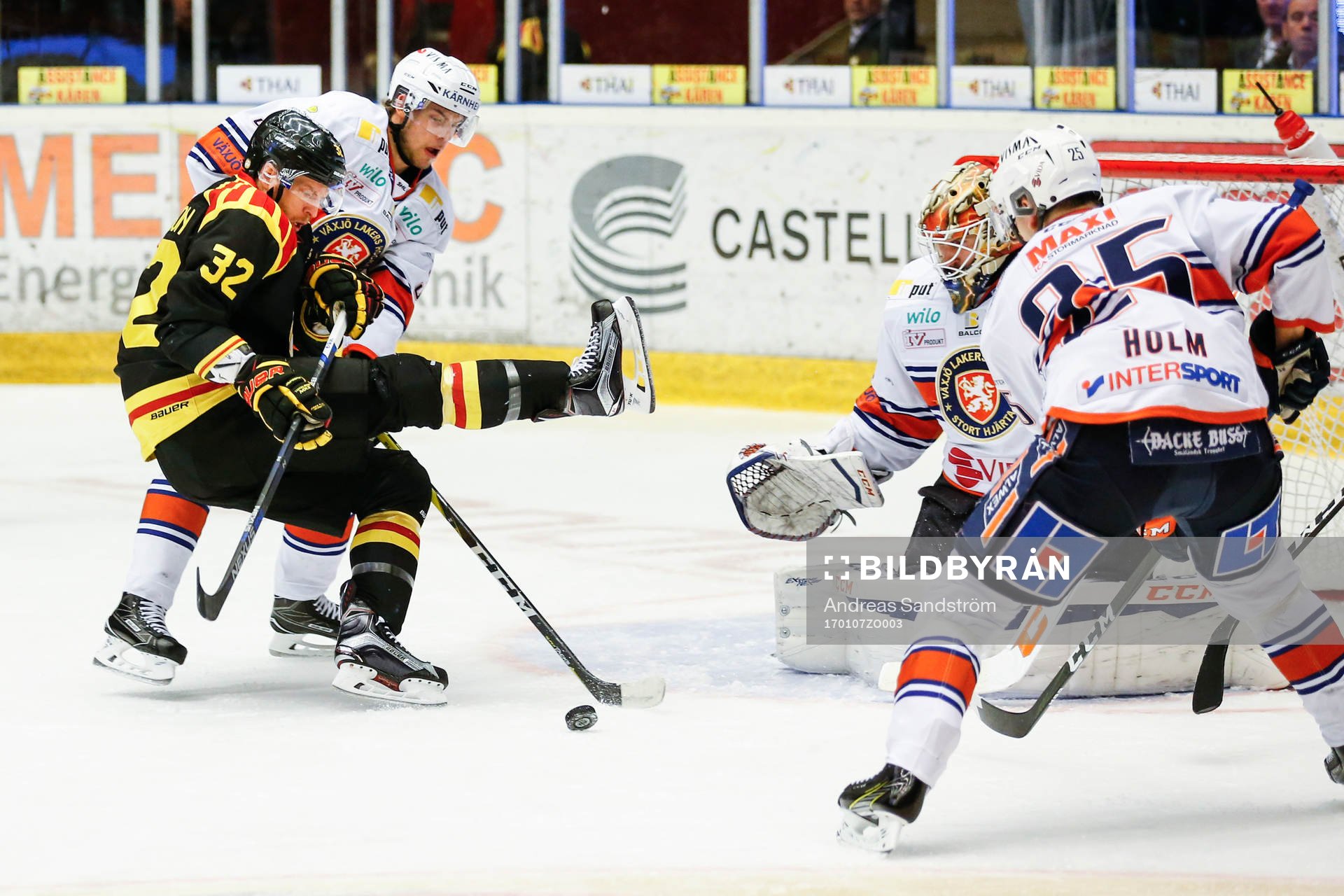 Brynäs Nick Johnson och Växjös Calle Rosén i kamp om