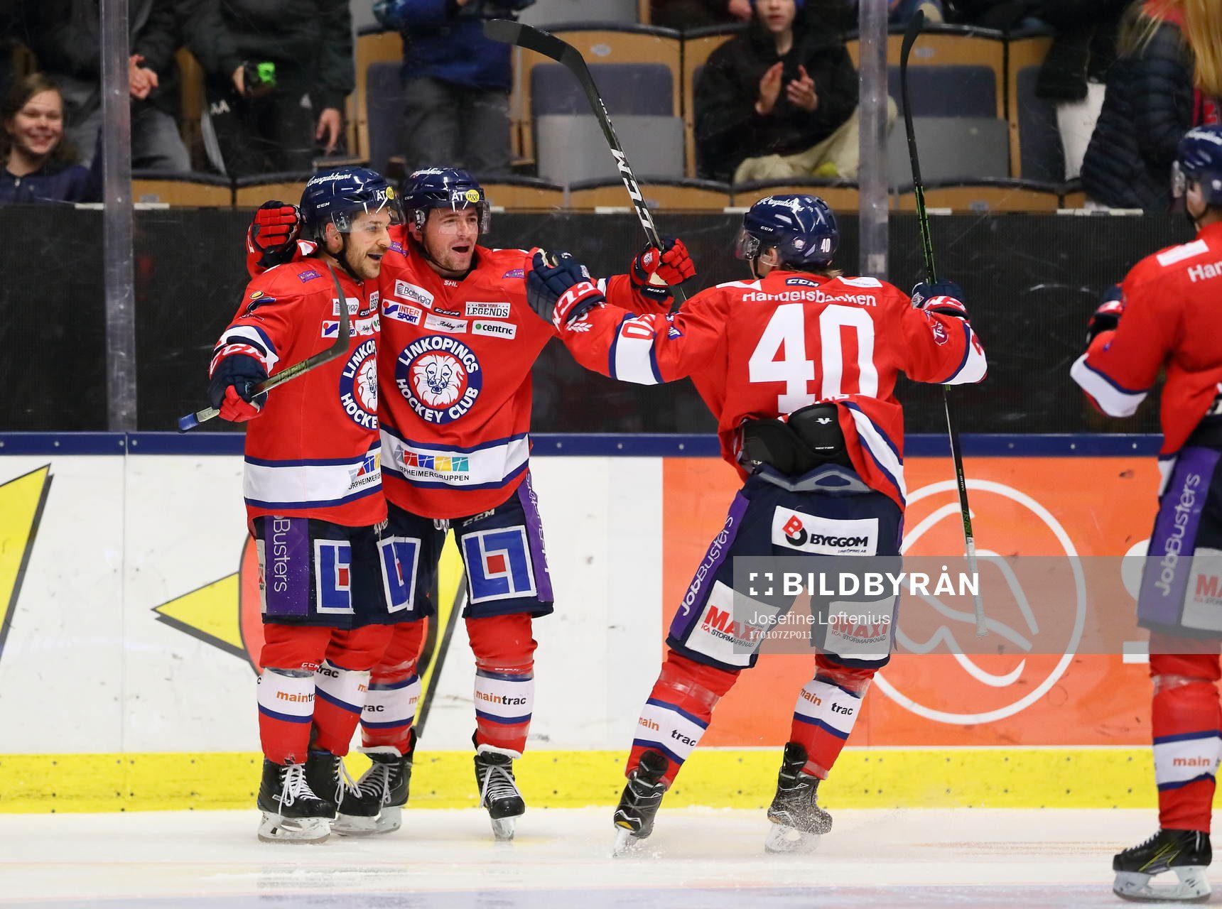 Linköpings Ken Andre Olimb har precis gjort mål 3-1 och