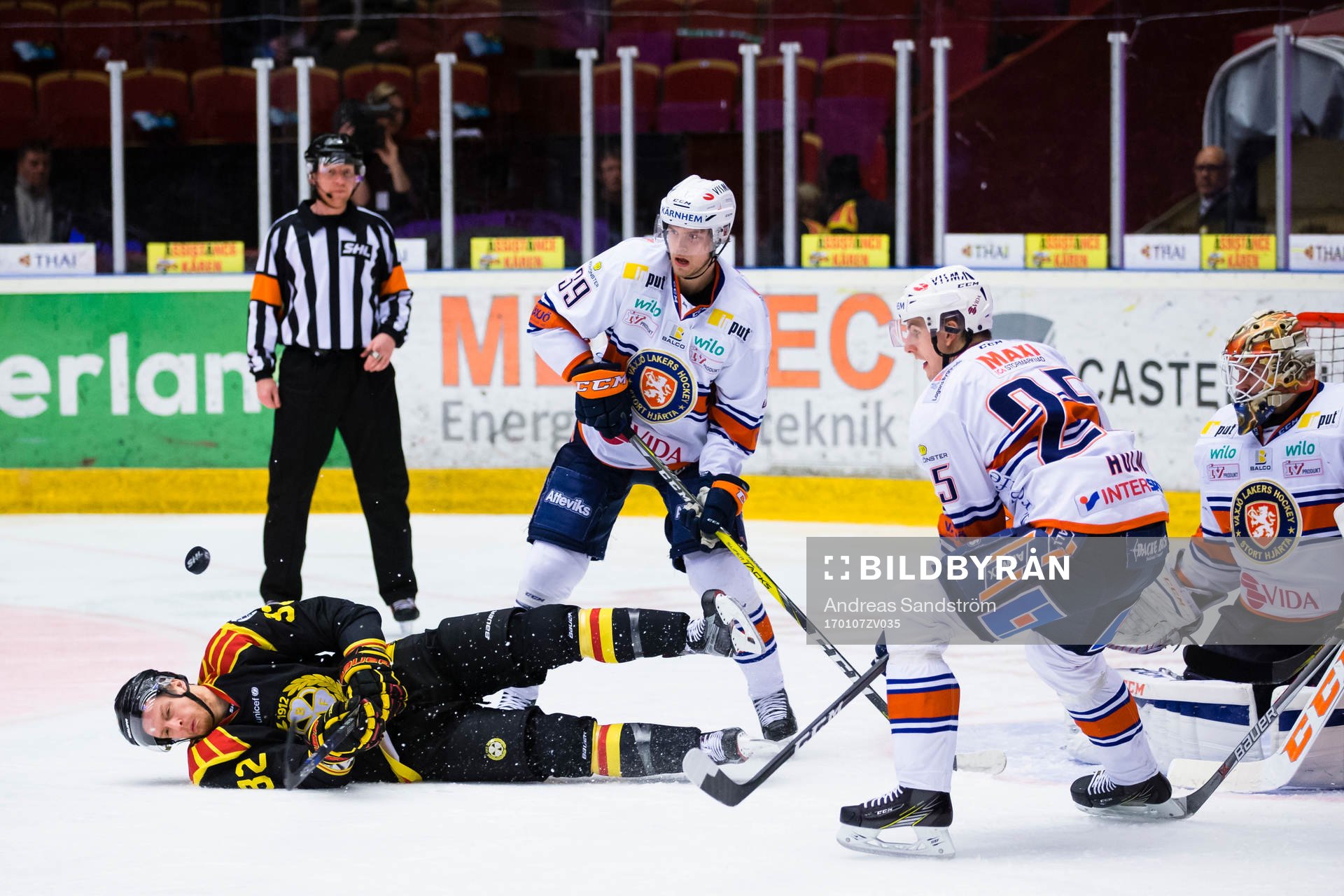 Brynäs Nick Johnson faller i en duell med Växjös Calle
