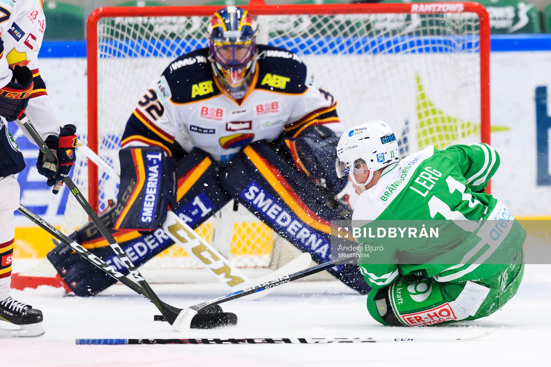 Rögles Bryan Lerg rivs ner framför Djurgårdens målvakt