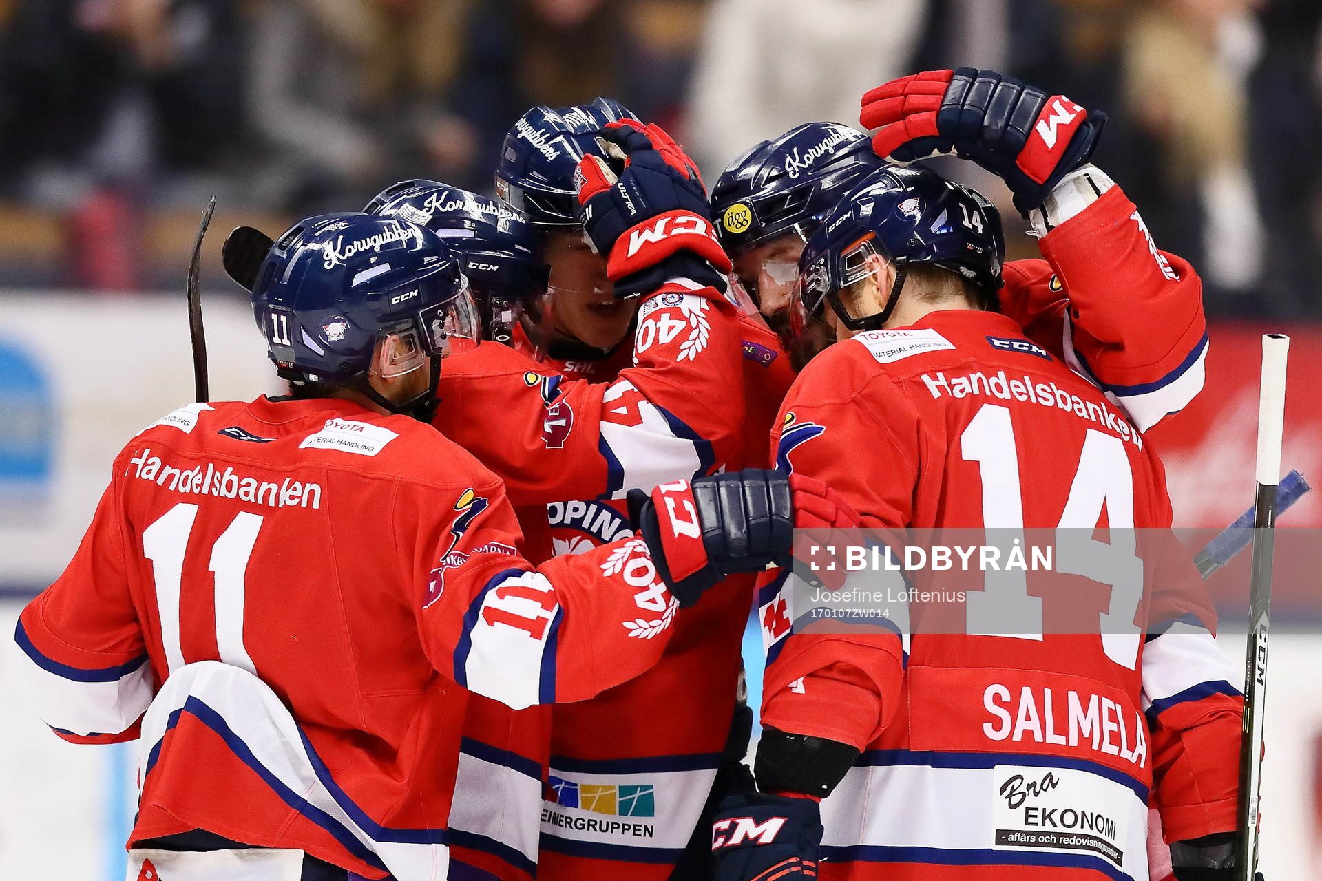 Linköpings Anssi Salmela blir omkramad