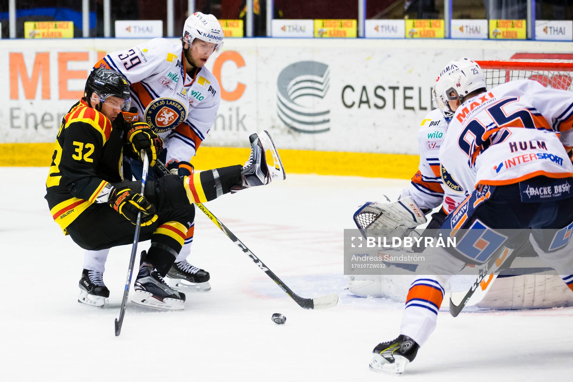 Brynäs Nick Johnson i kamp om pucken med Växjös Calle