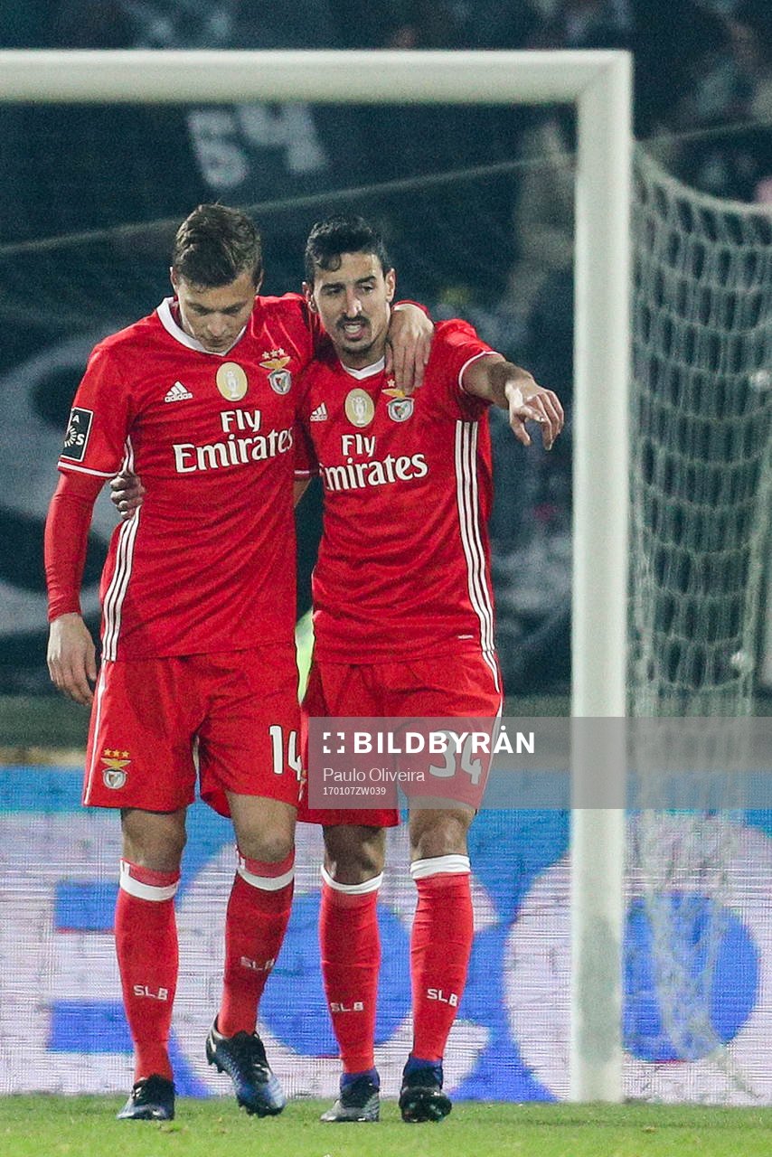 's Swedish defender Victor Nilsson Lindelöf in action during the Premier League 2016/17 match between Vitoria SC v SL Benfica, at Dao Afonso Henriques Stadium in Guimaraes on January 7, 2017. (