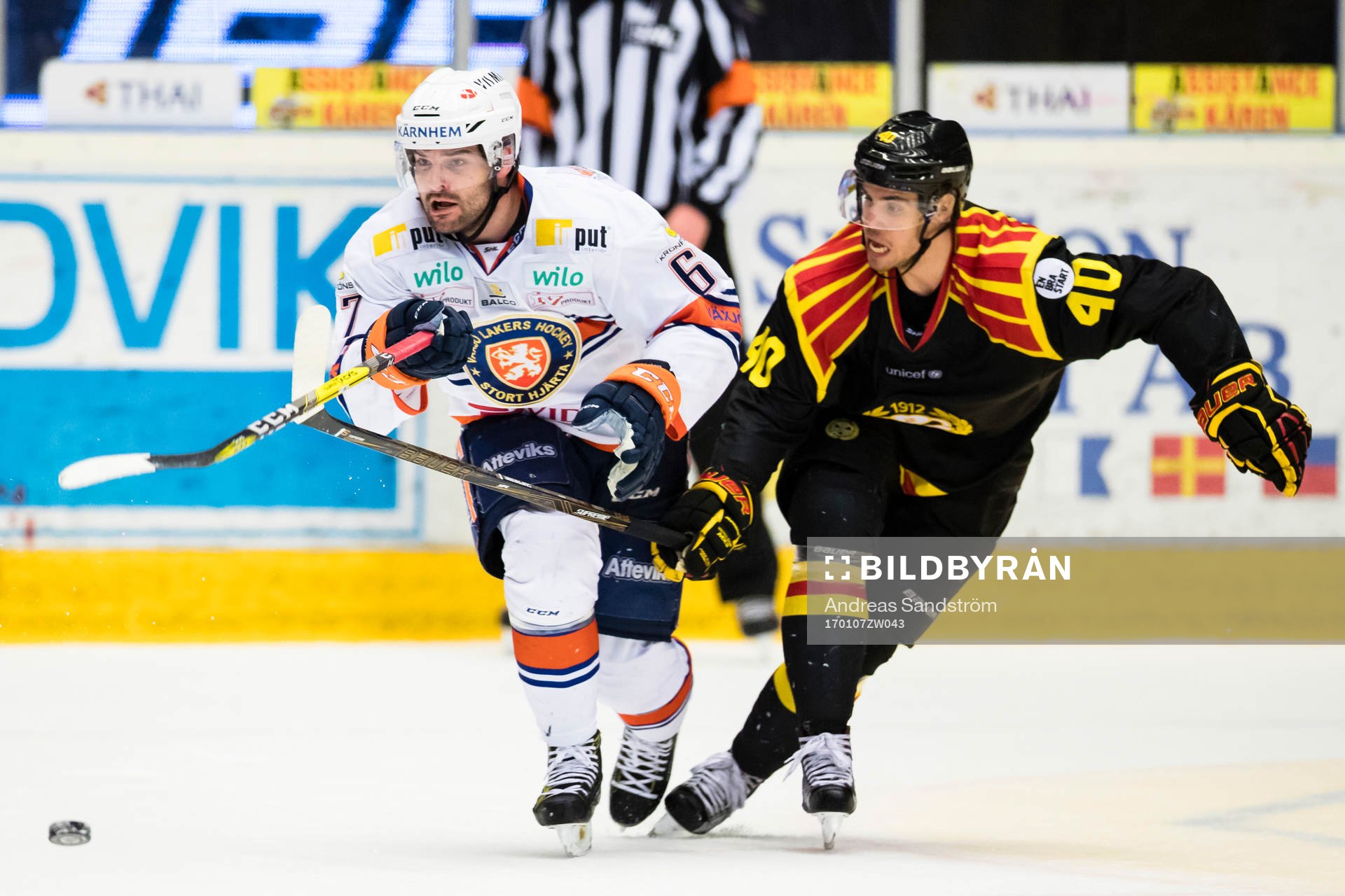 Växjös Linus Fröberg i kamp om pucken med Brynäs Jesper