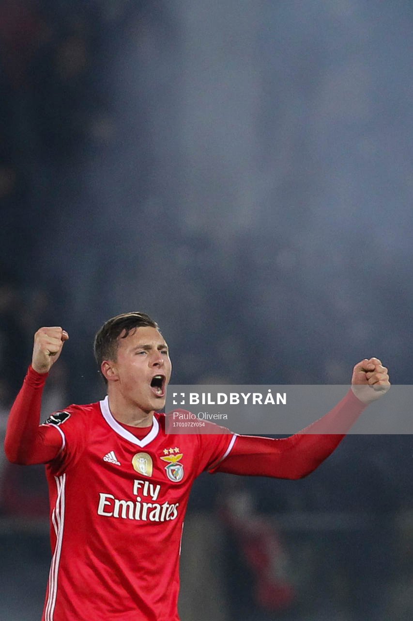 's Swedish defender Victor Nilsson Lindelöf in action during the Premier League 2016/17 match between Vitoria SC v SL Benfica, at Dao Afonso Henriques Stadium in Guimaraes on January 7, 2017. (
