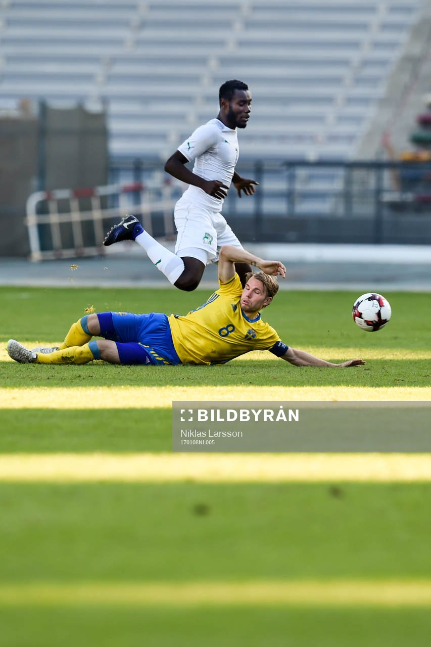 Sveriges Oscar Lewicki och Elfenbenskustens Victorien Angban