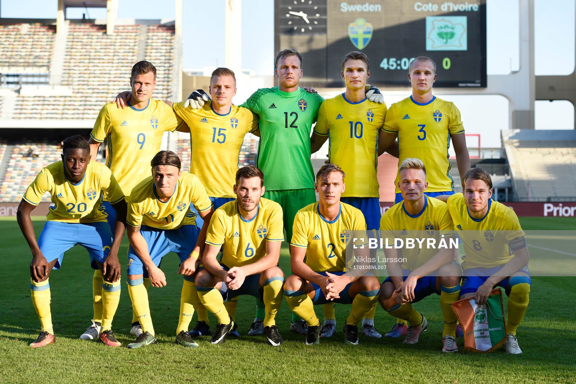Sveriges startelva poserar för en lagbild, övre raden från vänster, Viktor Claesson, Per Frick, målvakt Peter Abrahamsson, Sebastian Andersson och Franz Brorsson. Nedre raden från vänster, Pa Konate, Kristoffer Olsson, Emil Salomonsson, Linus Wahlqvist, Niklas Bärkroth och Oscar Lewicki under fotbollsmatchen mellan Sverige och Elfenbenskusten under det svenska fotbollslandslagets januariturné den 8 januari 2017 i Abu Dhabi.