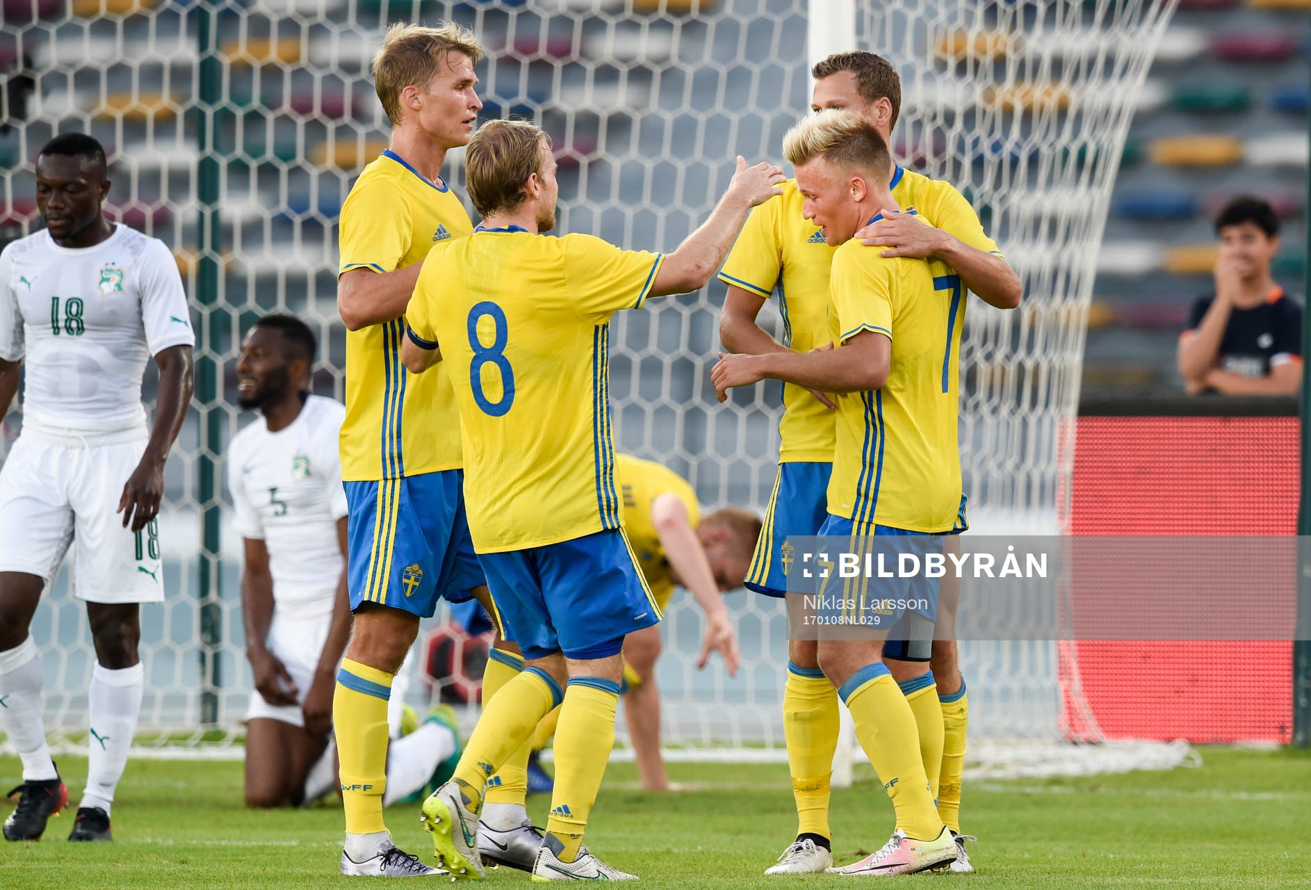 Sveriges Oscar Lewicki och Niklas Bärkroth jublar