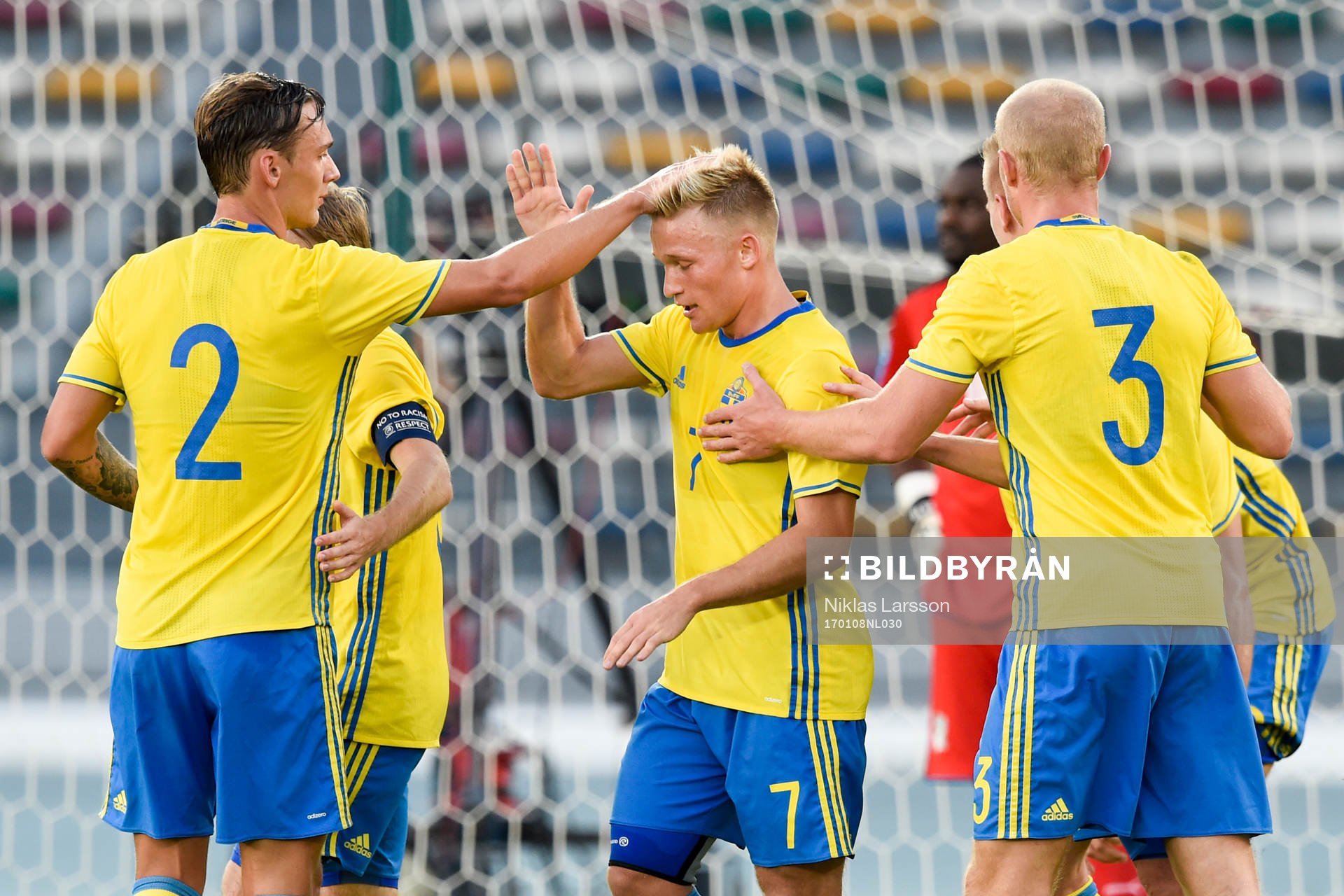 Sveriges Linus Wahlqvist och Niklas Bärkroth jublar efter att Elfenbenskustens Wilfried Kanon gjort självmål under fotbollsmatchen mellan Sverige och Elfenbenskusten under det svenska fotbollslandslagets januariturné den 8 januari 2017 i Abu Dhabi.