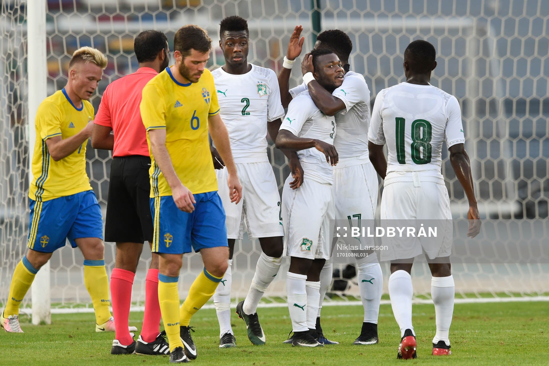 Elfenbenskustens Yao Serge N´Guessan jublar med lagkamrater