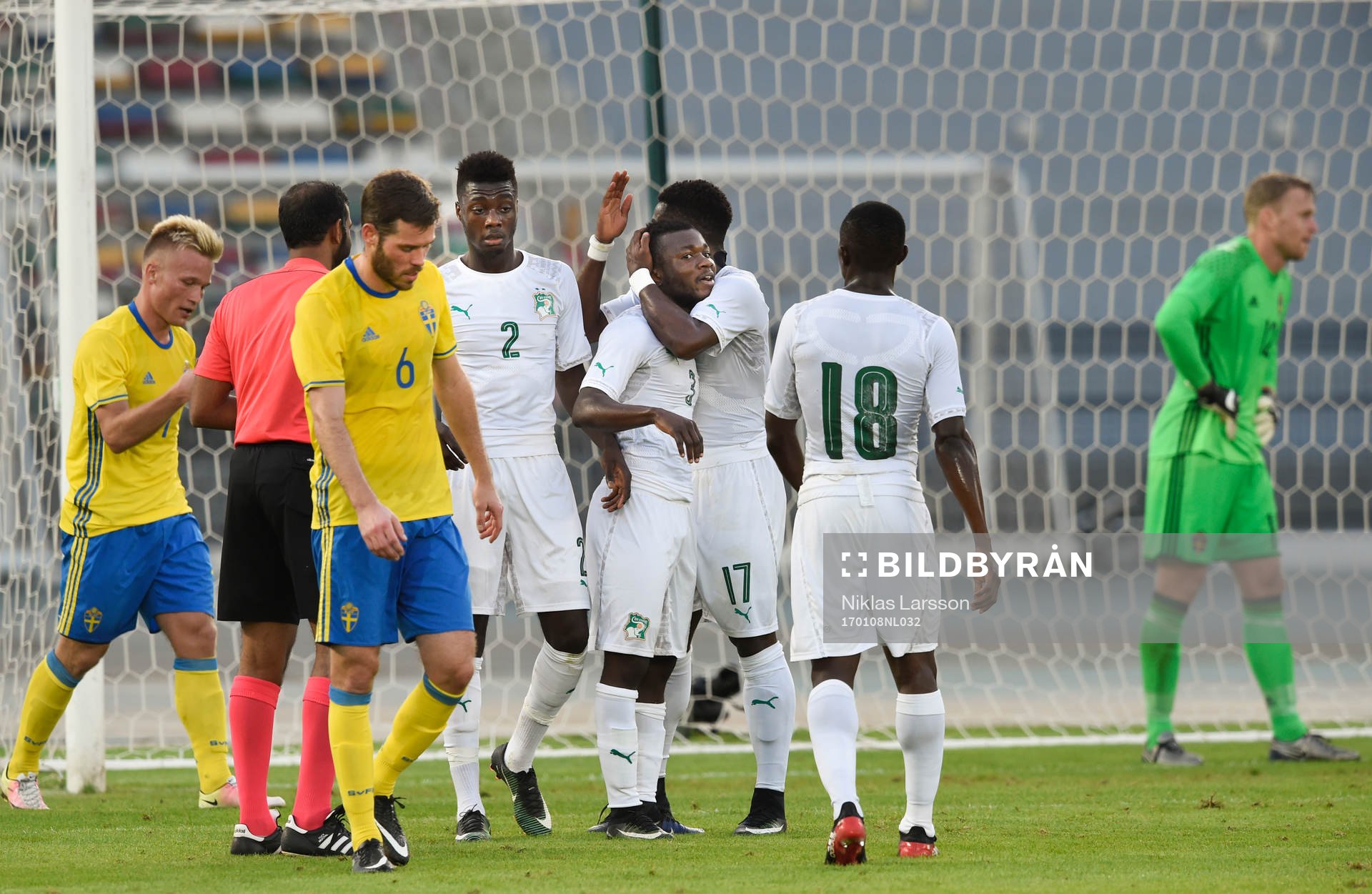 Elfenbenskustens Yao Serge N´Guessan jublar med lagkamrater