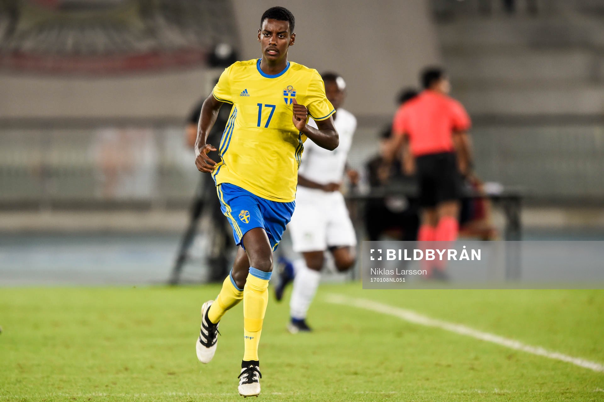 Sveriges Alexander Isak 17 år byts in och därmed är han