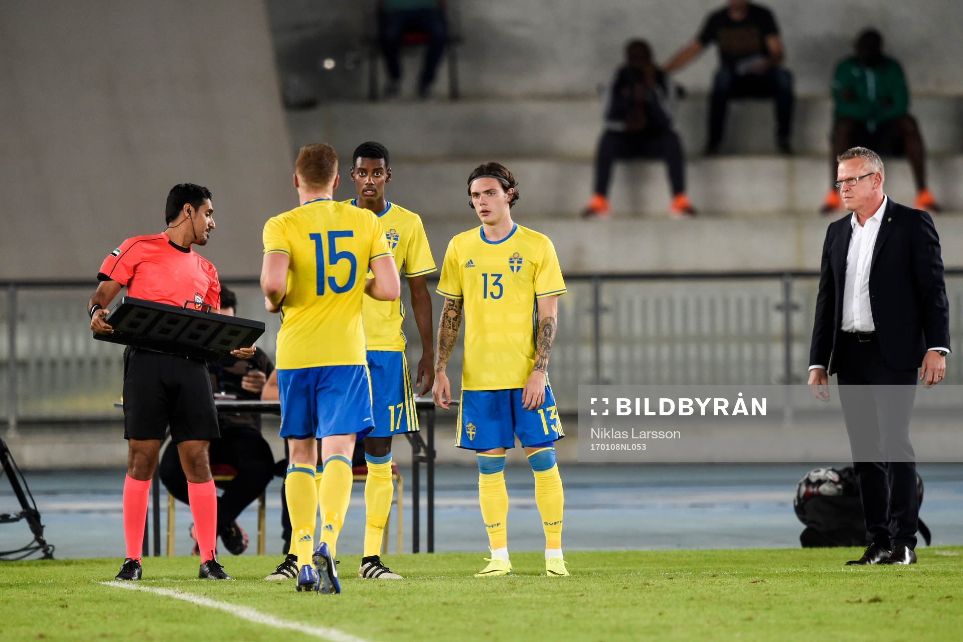 Sveriges Per Frick byts ut till förmån för Alexander Isak 17 år som därmed är yngst genom tiderna att spela i A-landslaget till vänster förbundskapten Janne Andersson under fotbollsmatchen mellan Sverige och Elfenbenskusten under det svenska fotbollslandslagets januariturné den 8 januari 2017 i Abu Dhabi.