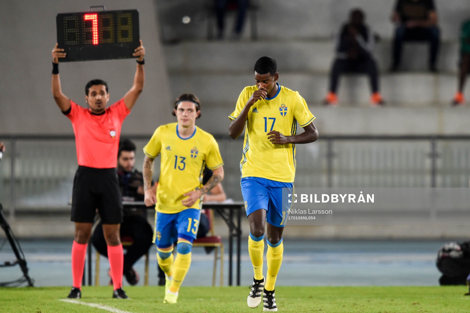 Sveriges Alexander Isak 17 år byts in och därmed är han