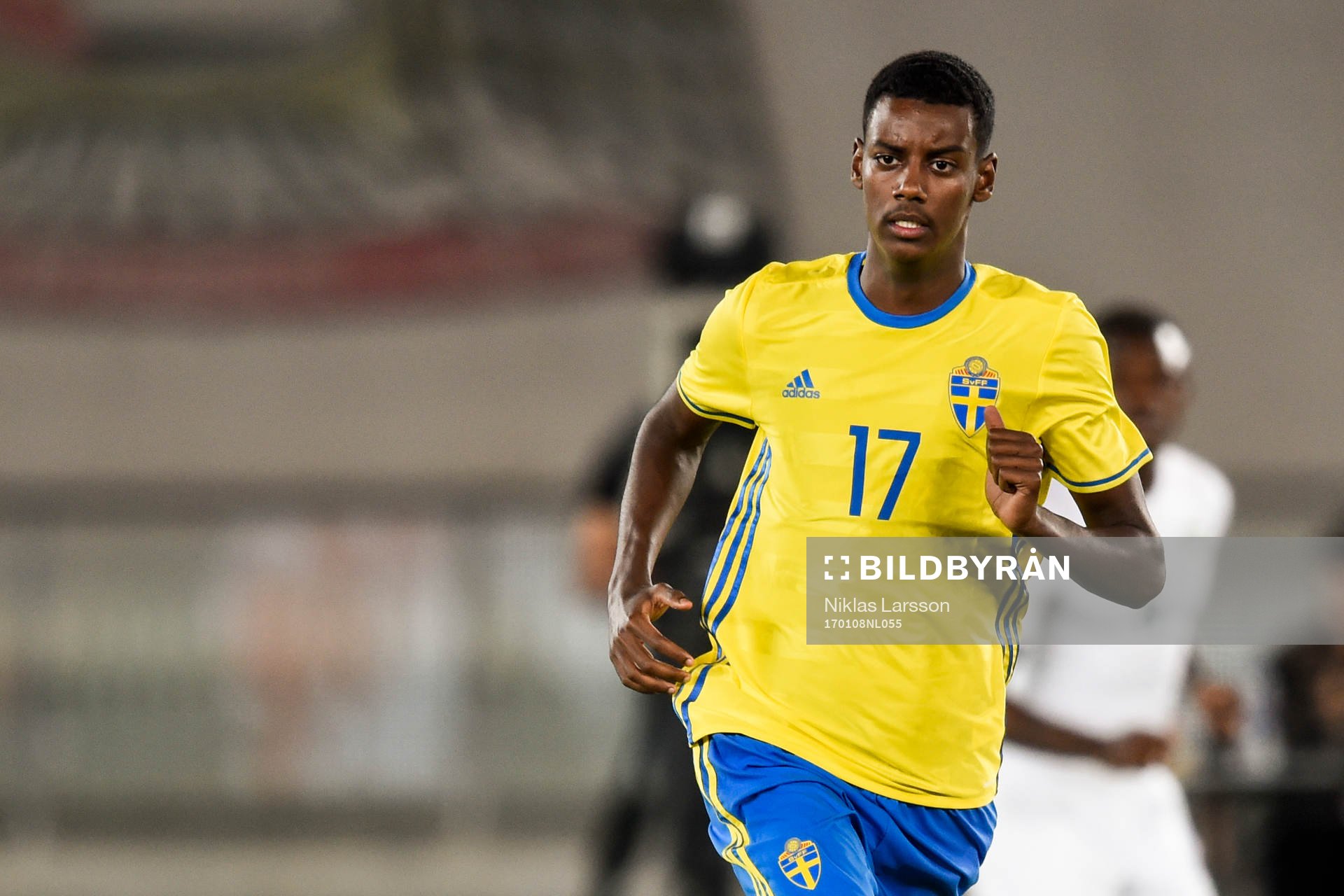 Sveriges Alexander Isak 17 år byts in och därmed är han