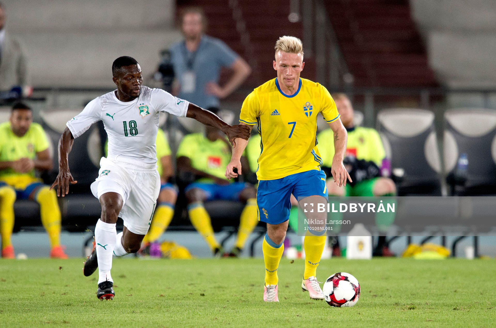 Sveriges Niklas Bärkroth och Elfenbenskustens Adama Traoré