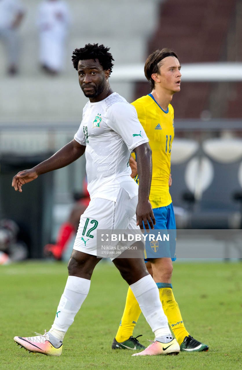 Sveriges Kristoffer Olsson och Elfenbenskustens Wilfried