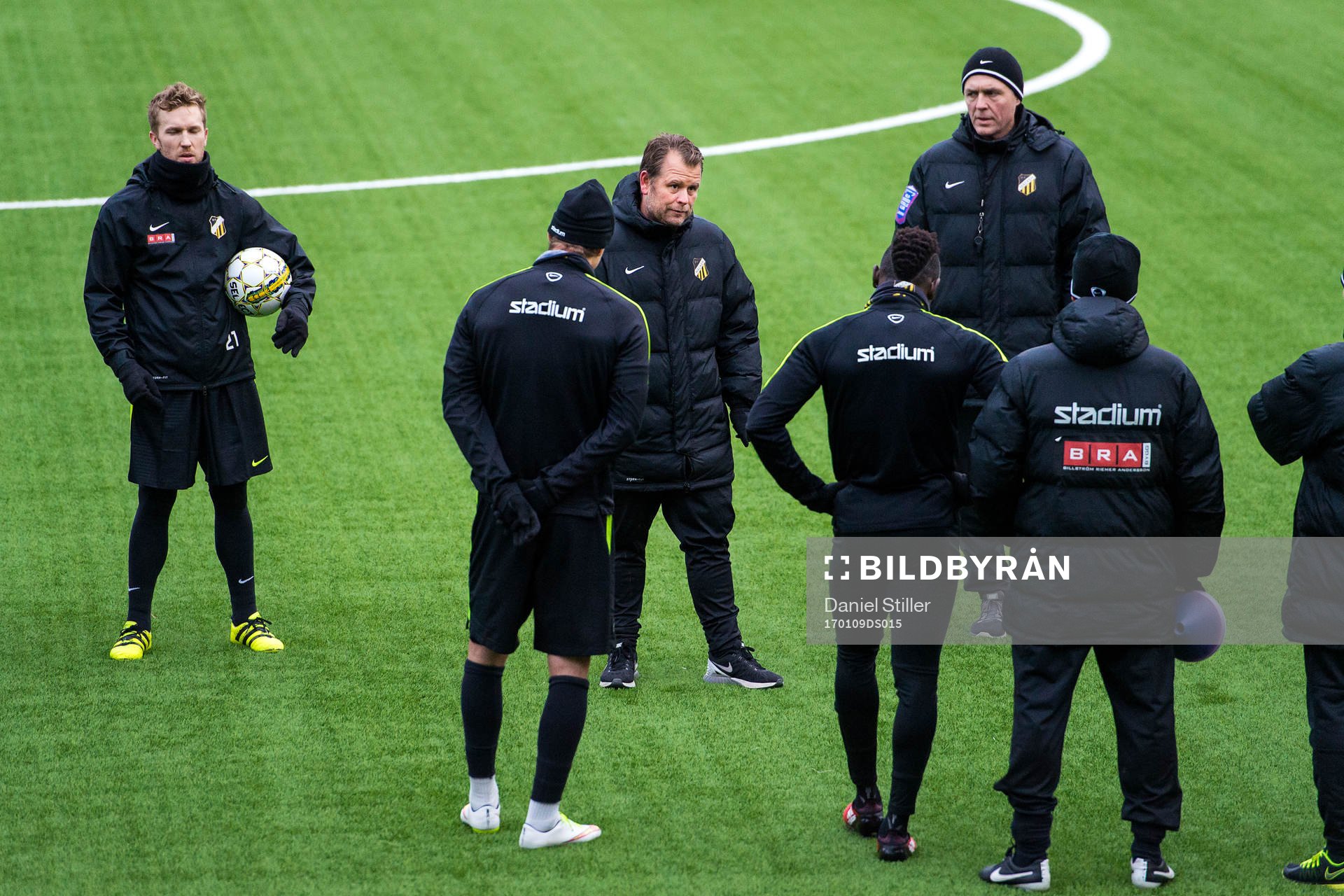 Häckens tränare Mikael Stahre samlar laget