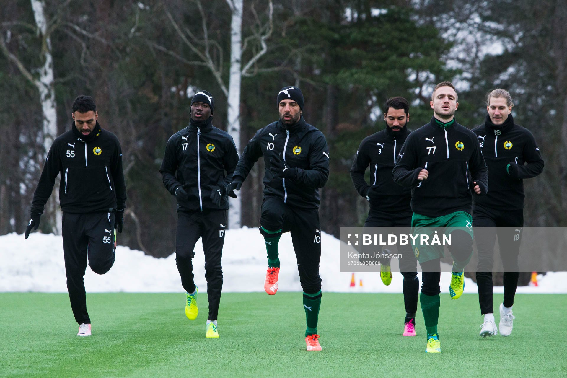 Hammarbys Imad Khalili , Pa Amat Dibba , Kennedy Bakircioglu , Stefan Batan , Mats Solheim och Oliver Silverholt värmer upp under en fotbollsträning med Hammarby den 10 Januari 2017 i Stockholm.
