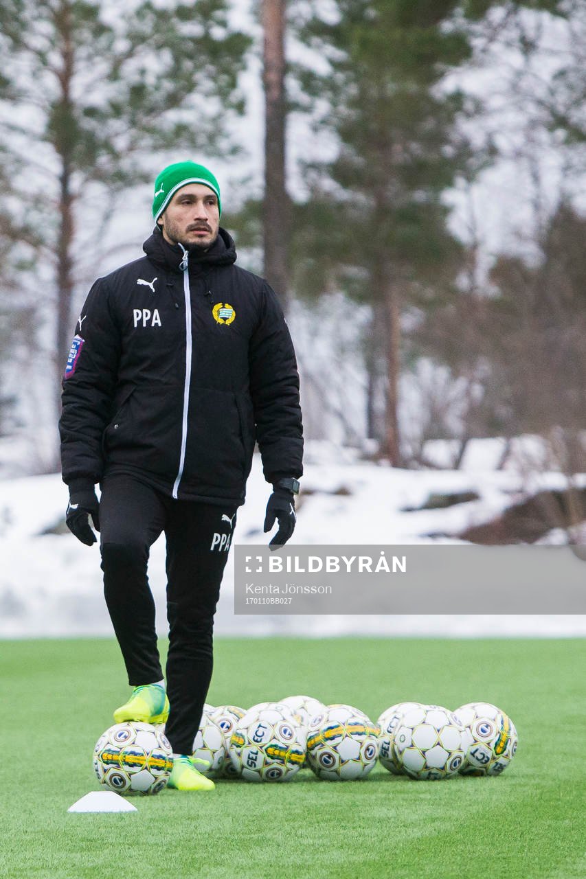 Hammarbys assisterande tränare Pablo Pinones-Arce under en fotbollsträning med Hammarby den 10 Januari 2017 i Stockholm. 