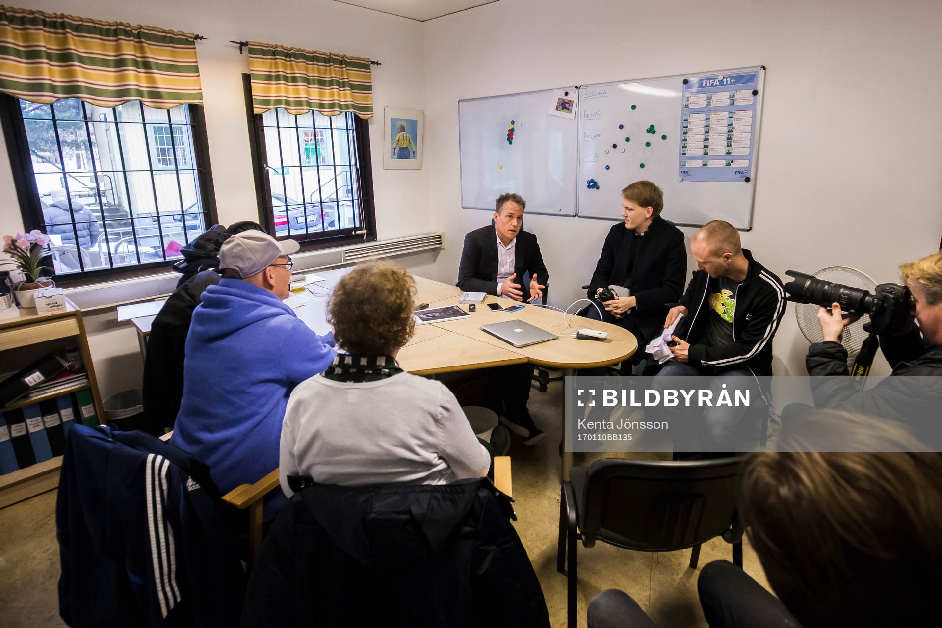 Hammarbys tränare Jakob Michelsen i ett rum med journalister under en pressträff på Årsta IP den 10 Januari 2017 i Stockholm. 