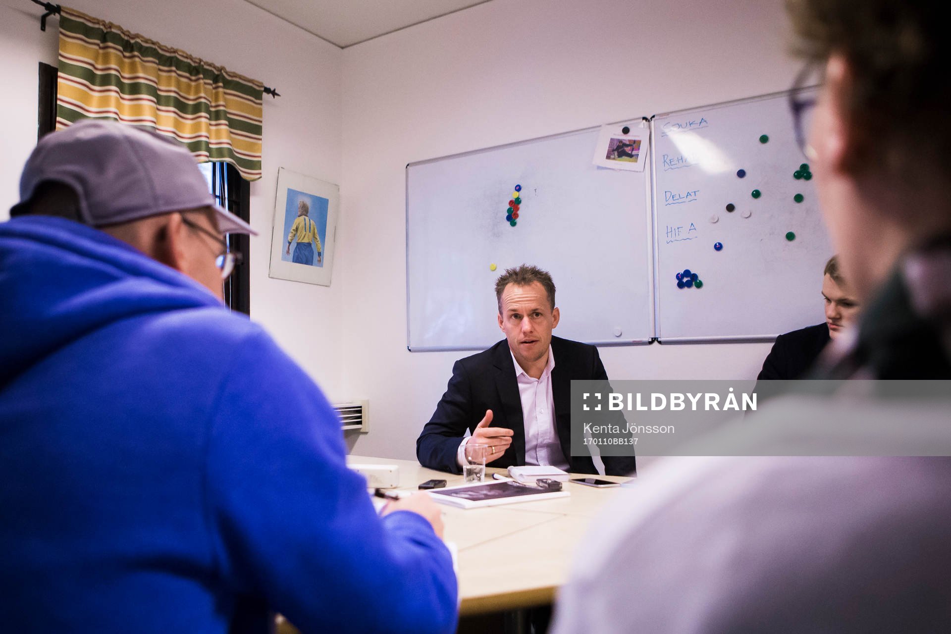 Hammarbys tränare Jakob Michelsen i samtal med journalister