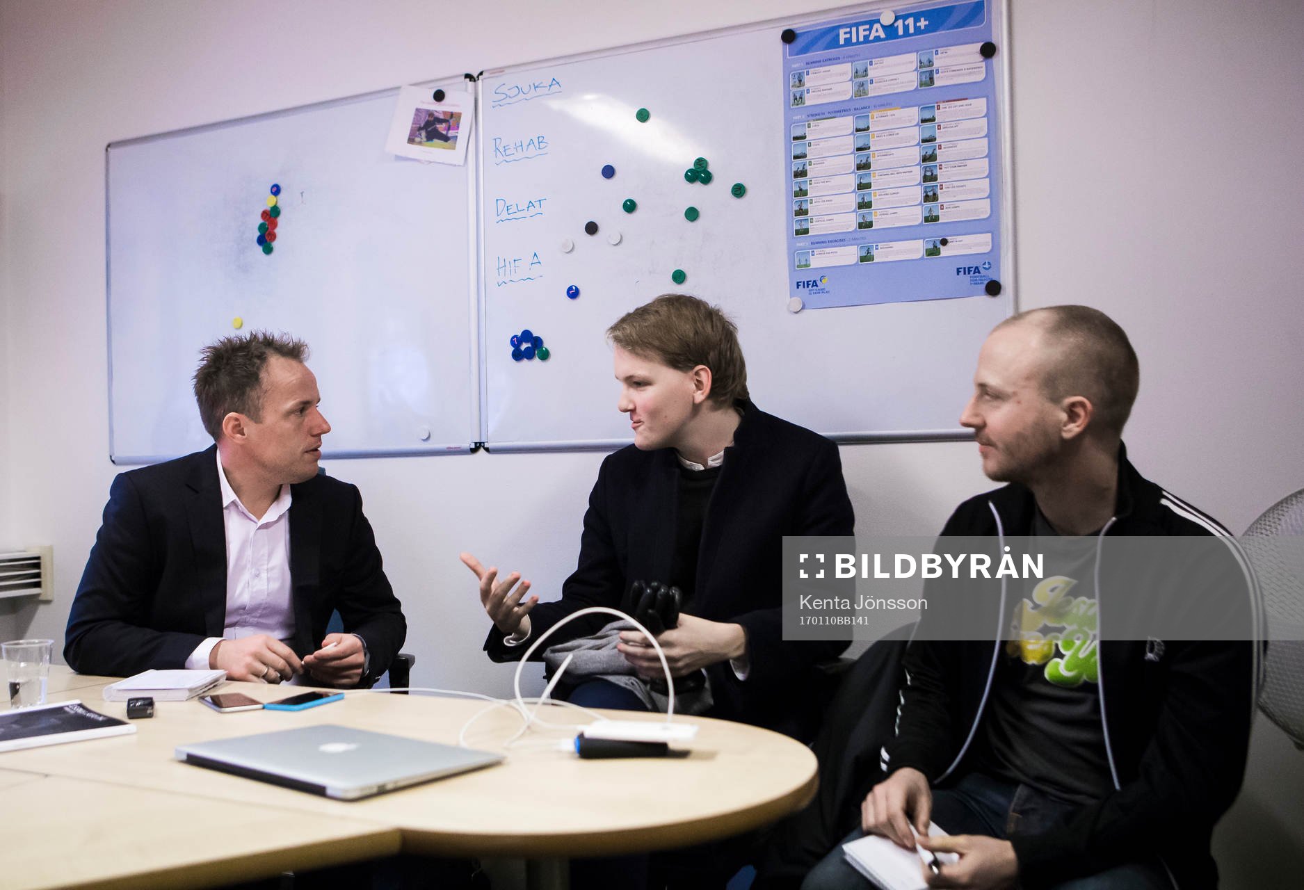 Hammarbys tränare Jakob Michelsen i samtal med journalister