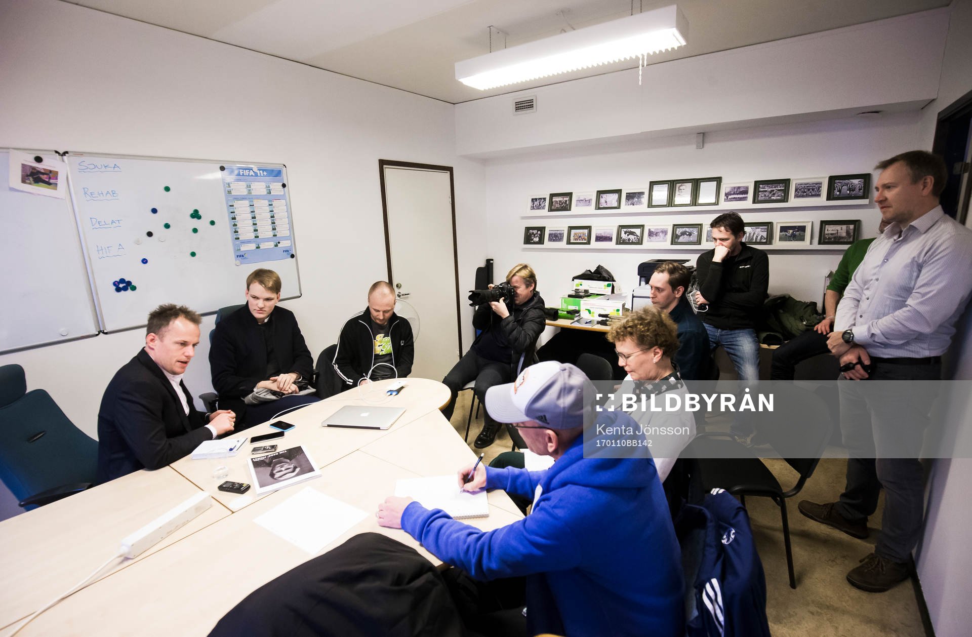 Hammarbys tränare Jakob Michelsen i ett rum med