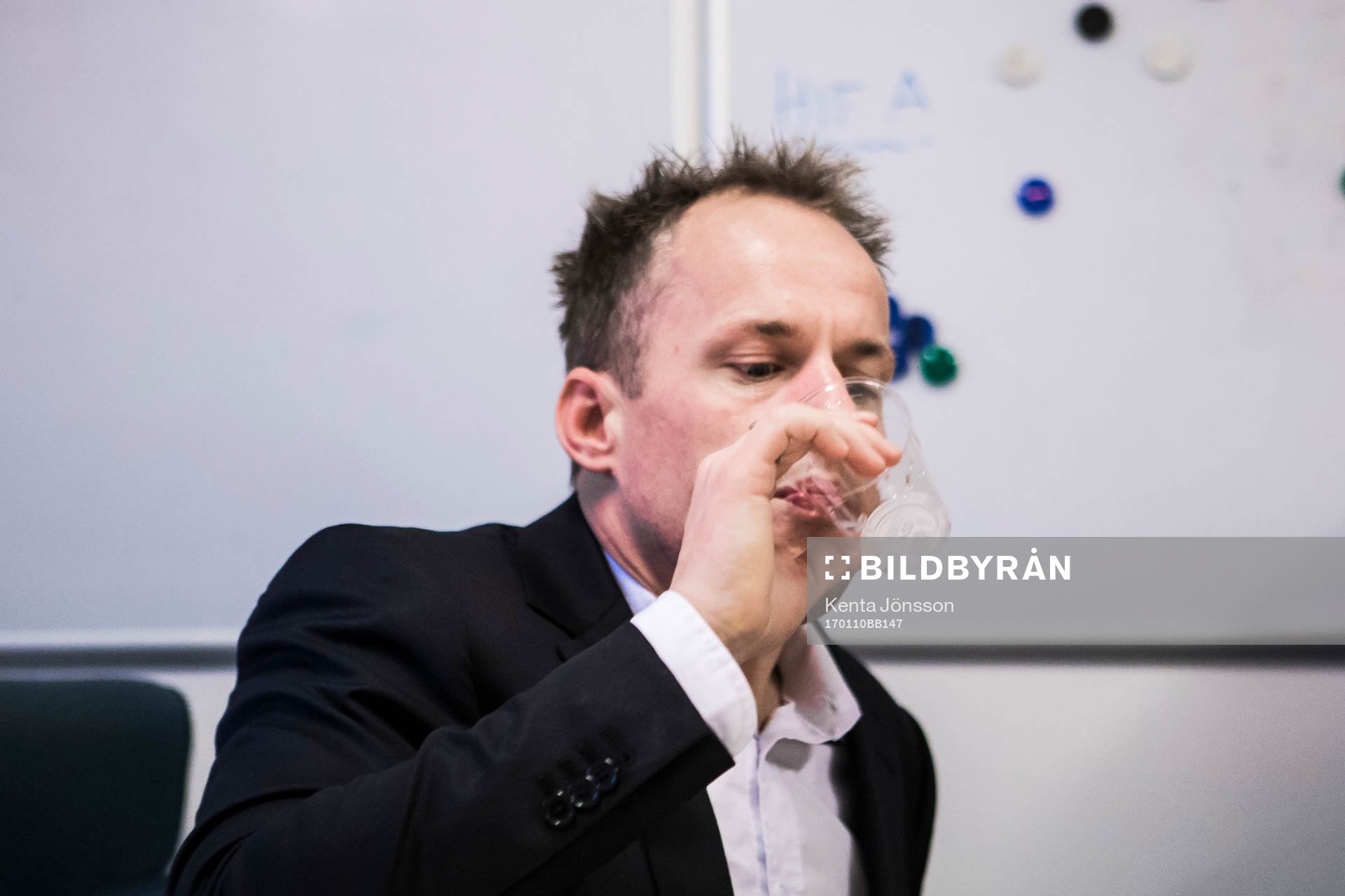 Hammarbys tränare Jakob Michelsen dricker ett glas vatten