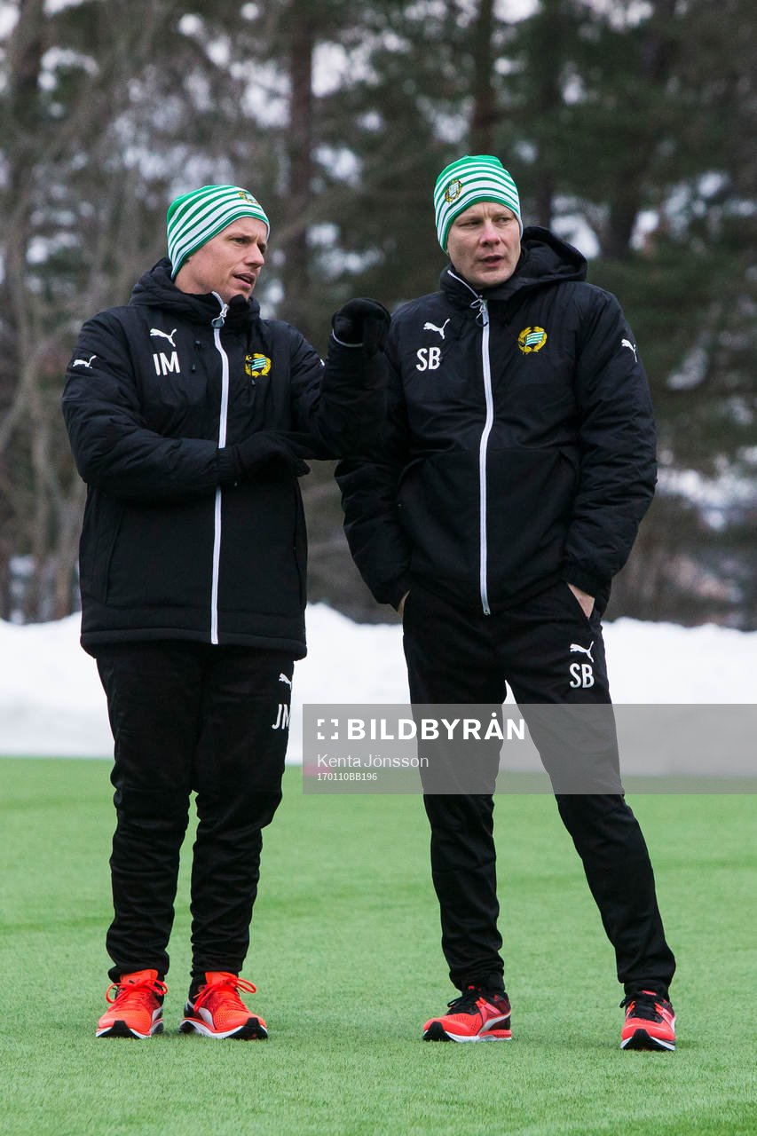 Hammarbys tränare Jakob Michelsen samtalar med assisterande tränare Stefan Billborn under en fotbollsträning med Hammarby den 10 Januari 2017 i Stockholm. 
