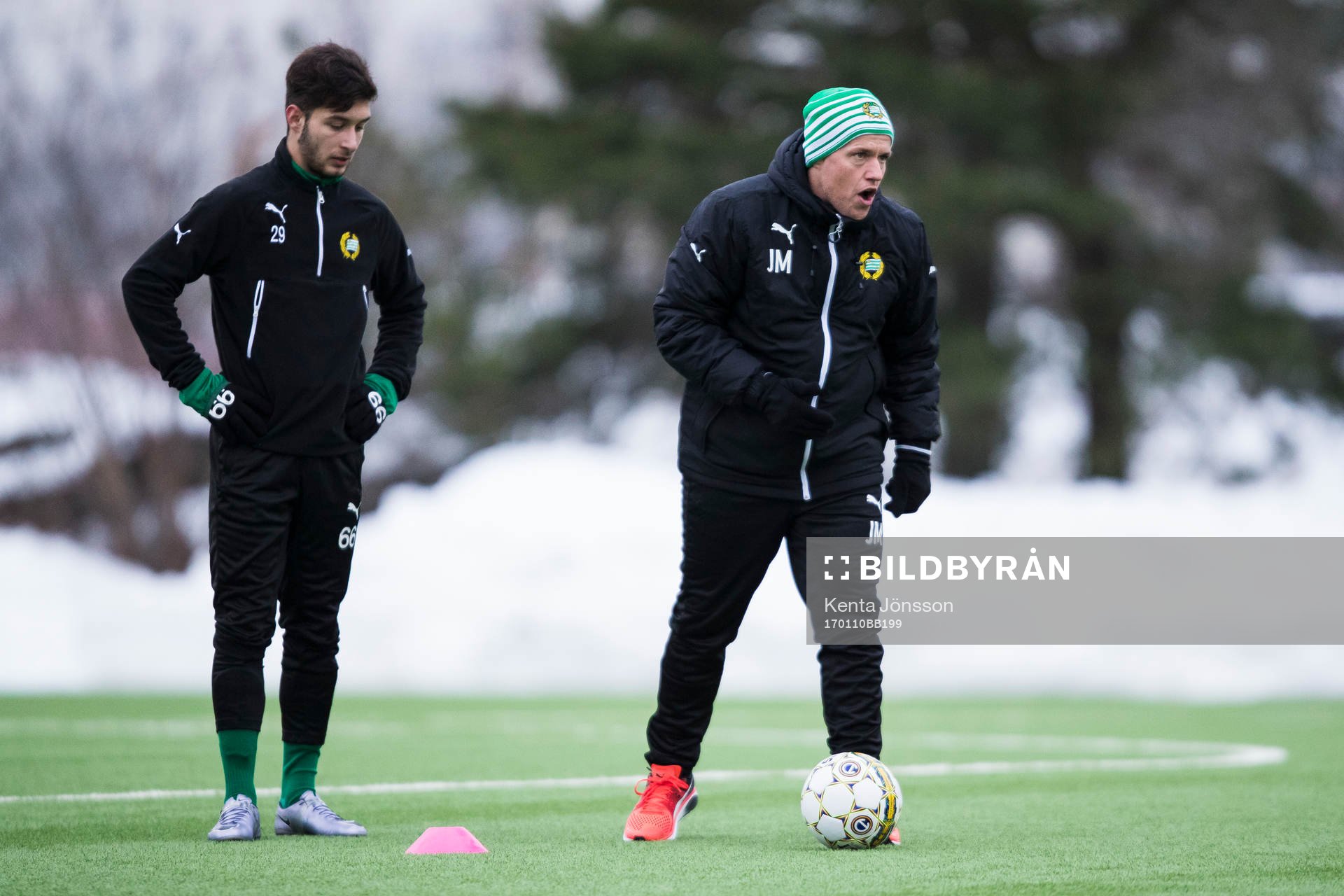 Hammarbys tränare Jakob Michelsen instruerar bredvid Elias Durmaz under en fotbollsträning med Hammarby den 10 Januari 2017 i Stockholm. 