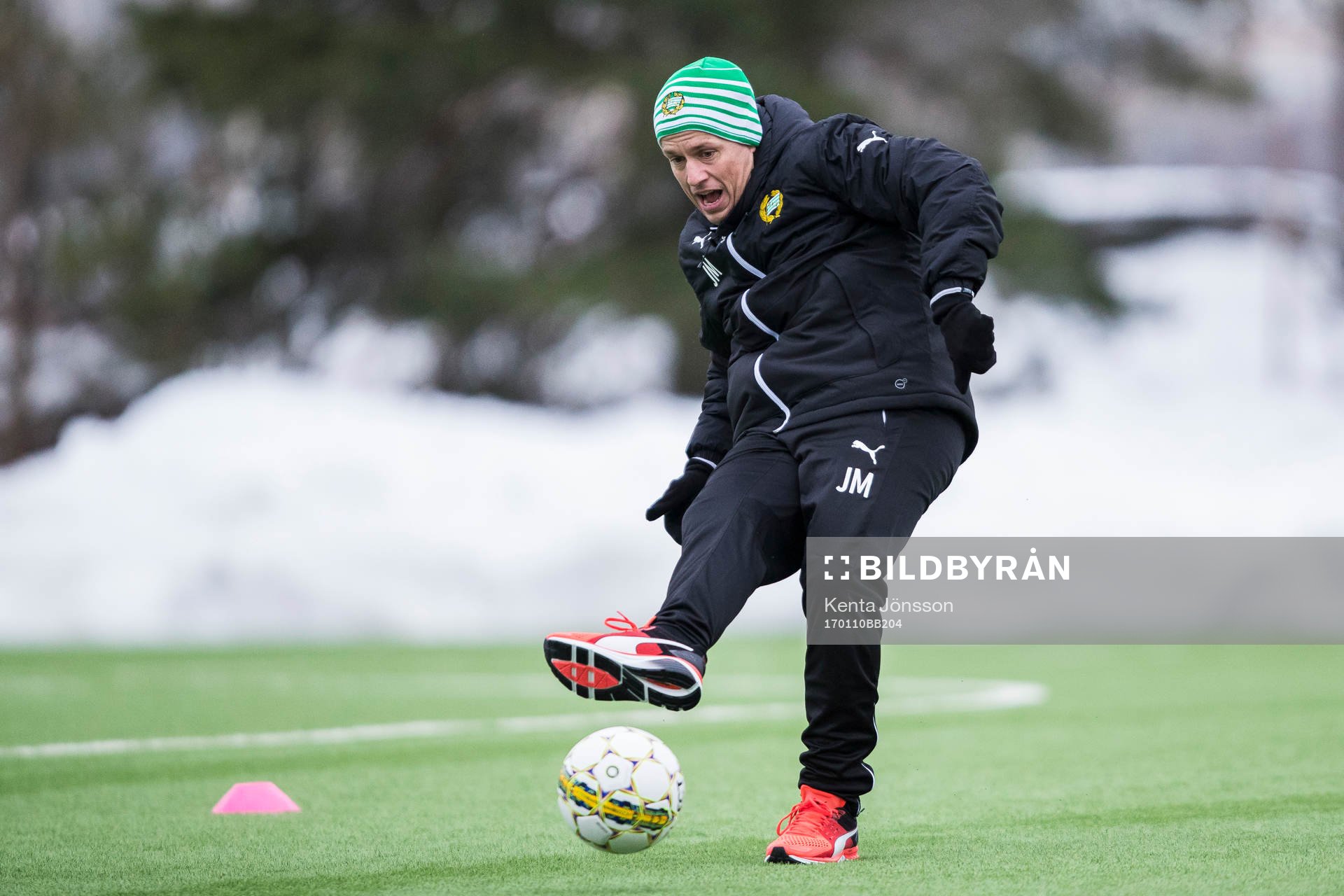 Hammarbys tränare Jakob Michelsen sparkar en boll