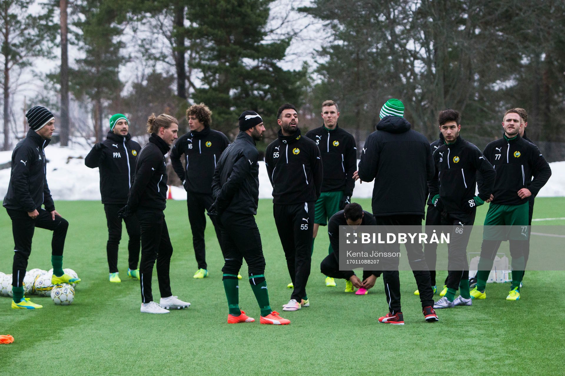 Hammarbys Fredrik Torsteinbö (v), Oliver Silverholt, Kennedy Bakircioglu, Imad Khalili, Elias Durmaz och Mats Solheim lyssnar på Hammarbys assisterande tränare Stefan Billborn under en fotbollsträning med Hammarby den 10 Januari 2017 i Stockholm. 