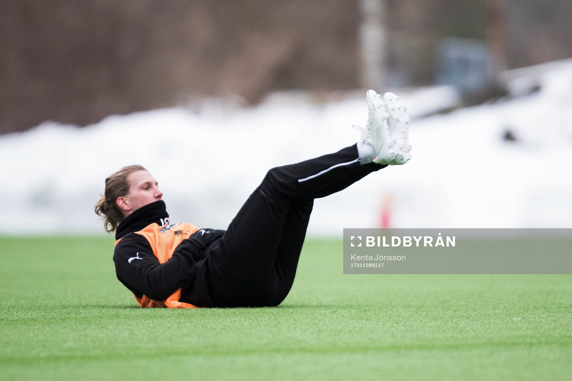 Hammarbys Oliver Silverholt gör situps