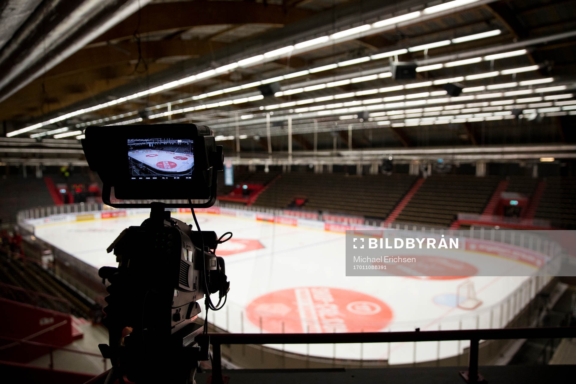 En riggad TV-kamera i arena Frölundaborg innan