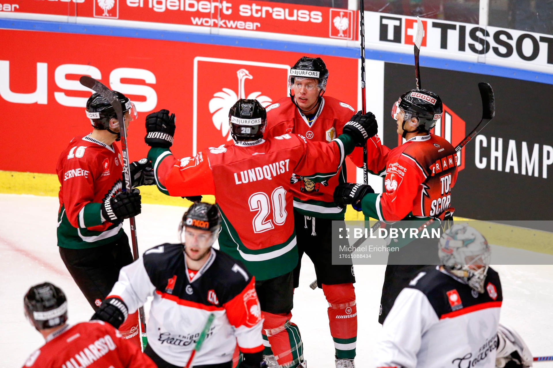 Frölundas John Nyberg jublar med lagkamrater
