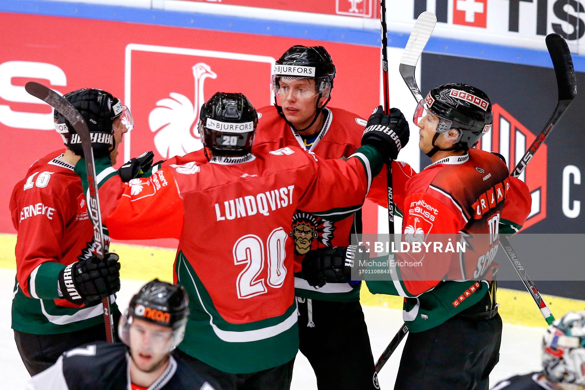 Frölundas John Nyberg jublar med lagkamrater