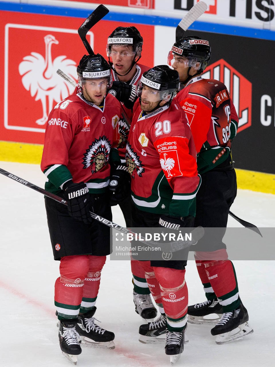 Frölundas John Nyberg jublar och omfamnas