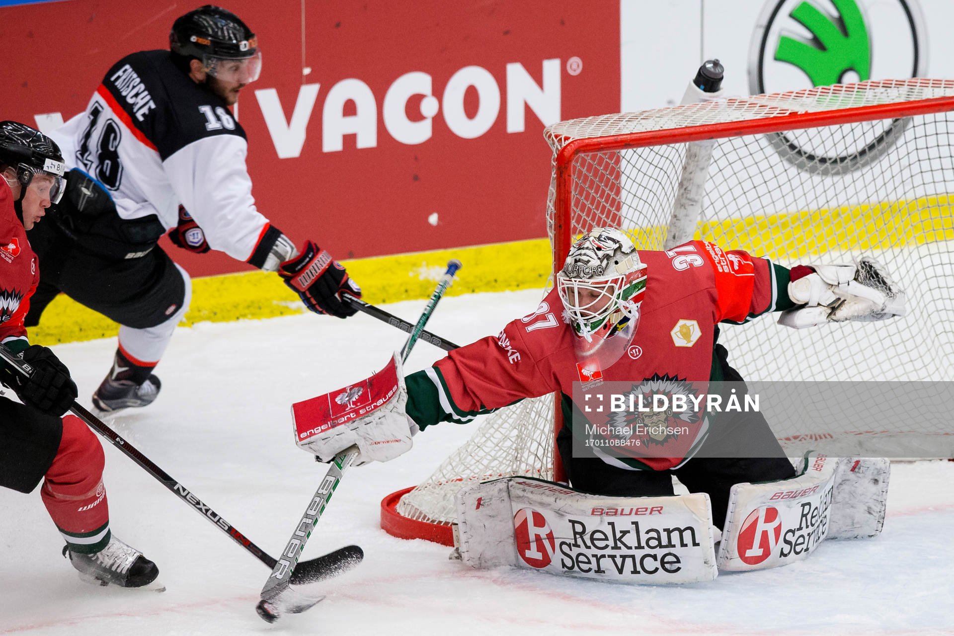 Frölundas målvakt Johan Gustafsson stöter bort en puck