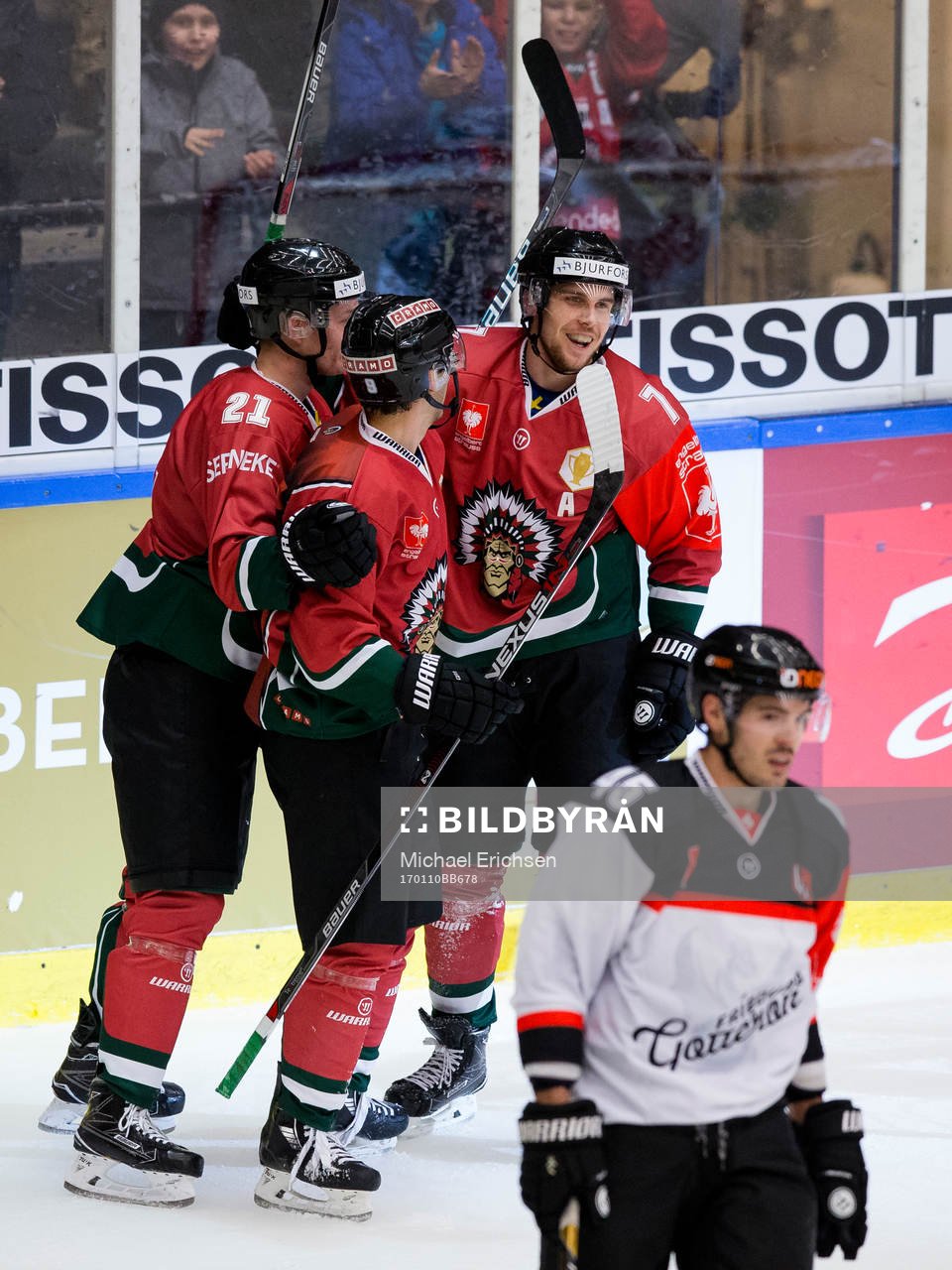 Frölundas Henrik Tömmernes jublar och omfamnas av