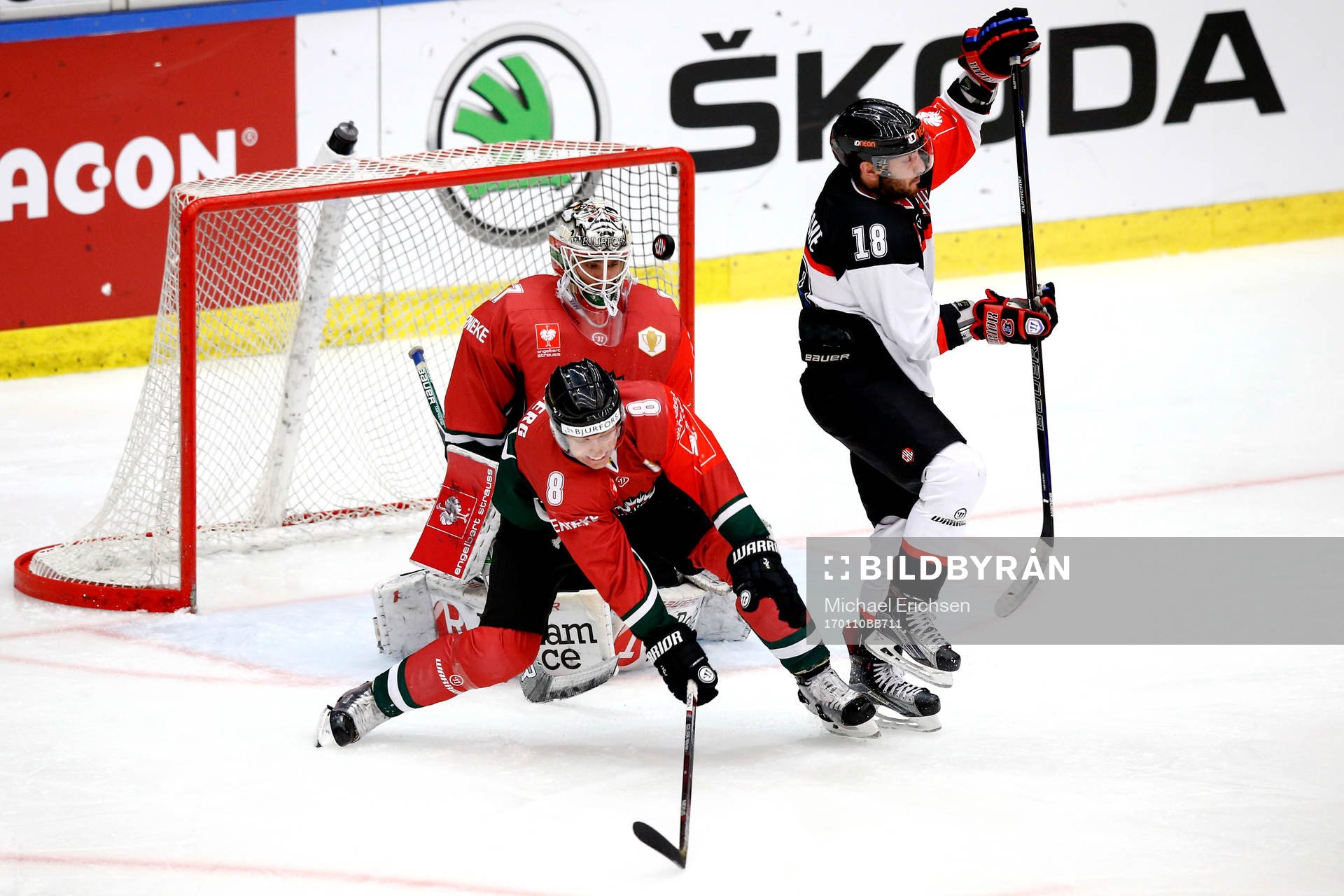 Frölundas målvakt Johan Gustafsson räddar ett skott