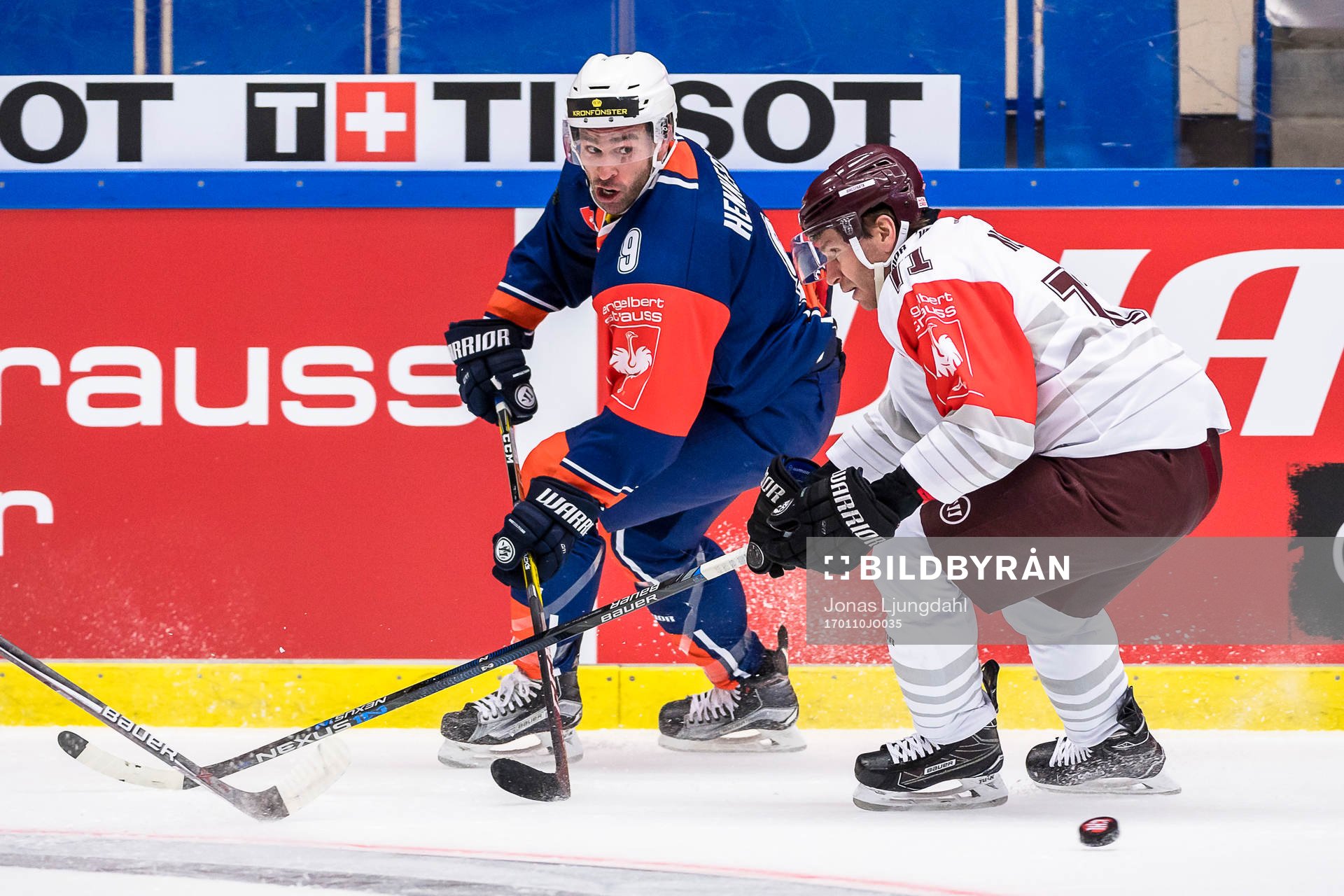 Växjös Josh Hennessy jagas av Sparta Prags Tomas Netik