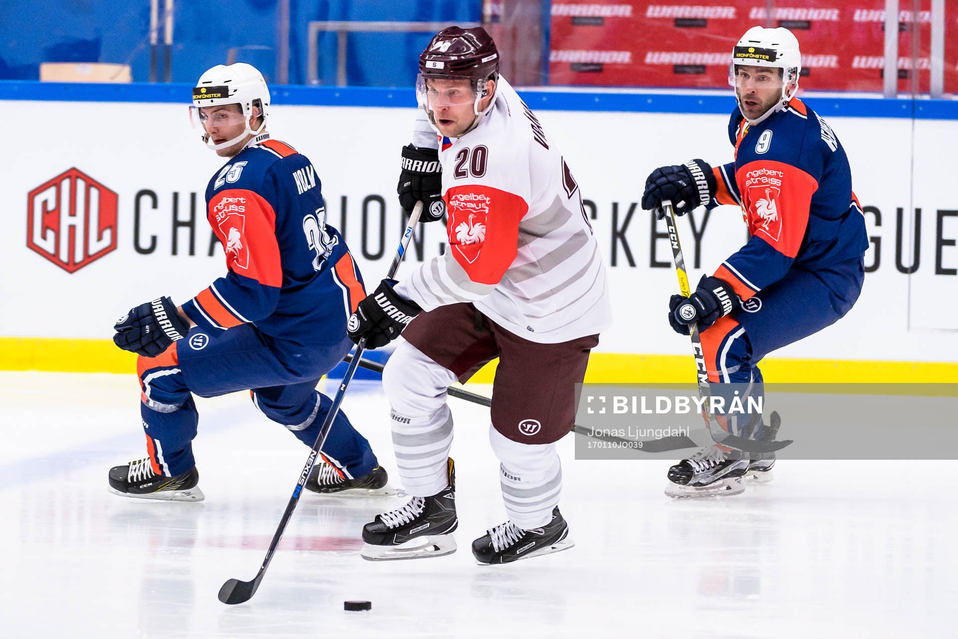 Sparta Prags Petr Vrana jagas av Växjös Philip Holm och