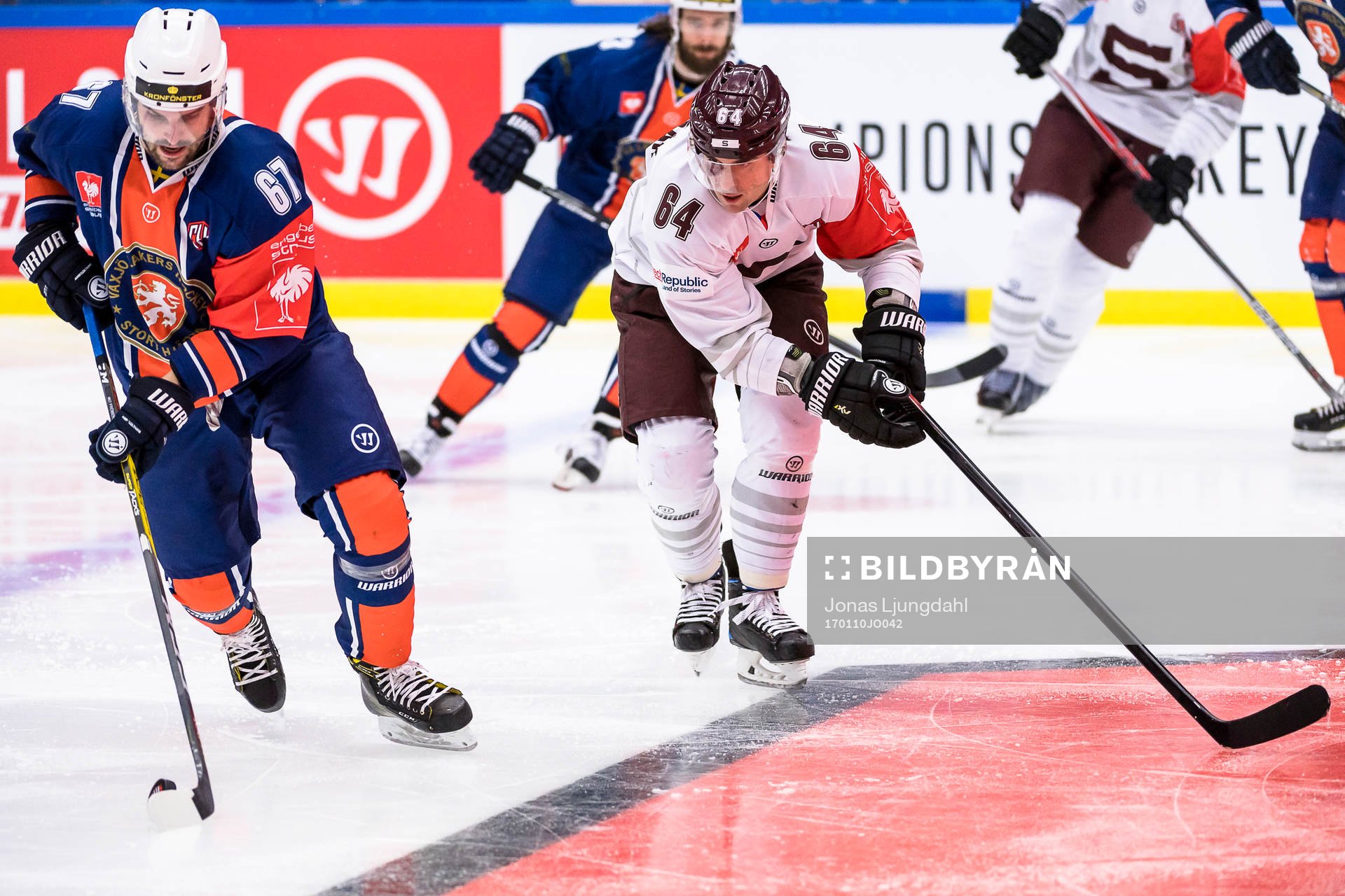 Växjös Linus Fröberg jagas av Sparta Prags Brian Ihnacak