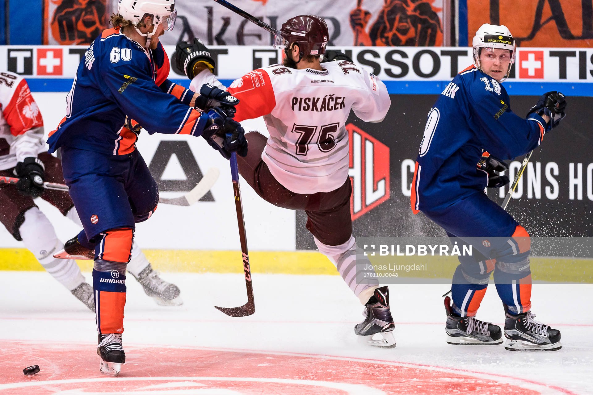 Växjös Erik Josefsson tacklar Sparta Prags Jan Piskacek