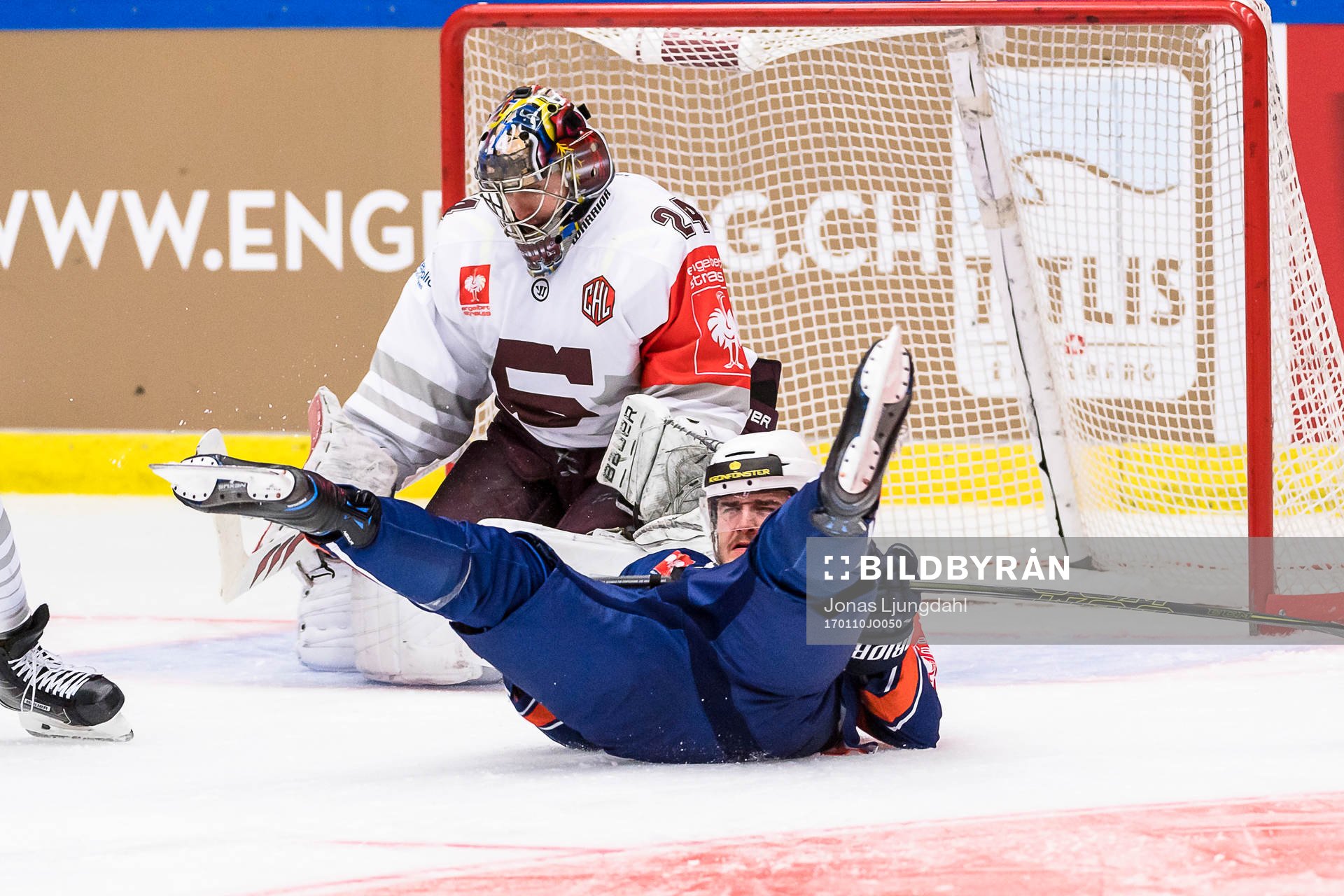 Växjös Dennis Everberg faller framför Sparta Prags