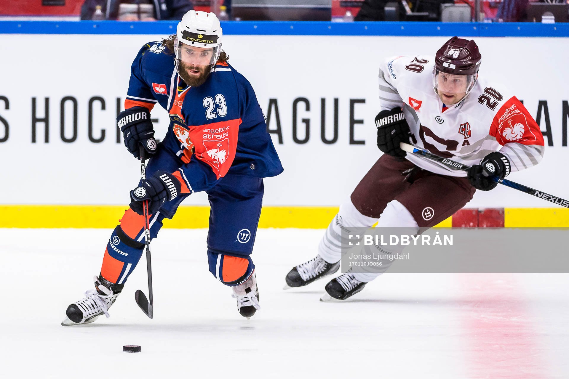 Växjös Ville Leino jagas av Sparta Prags Petr Vrana