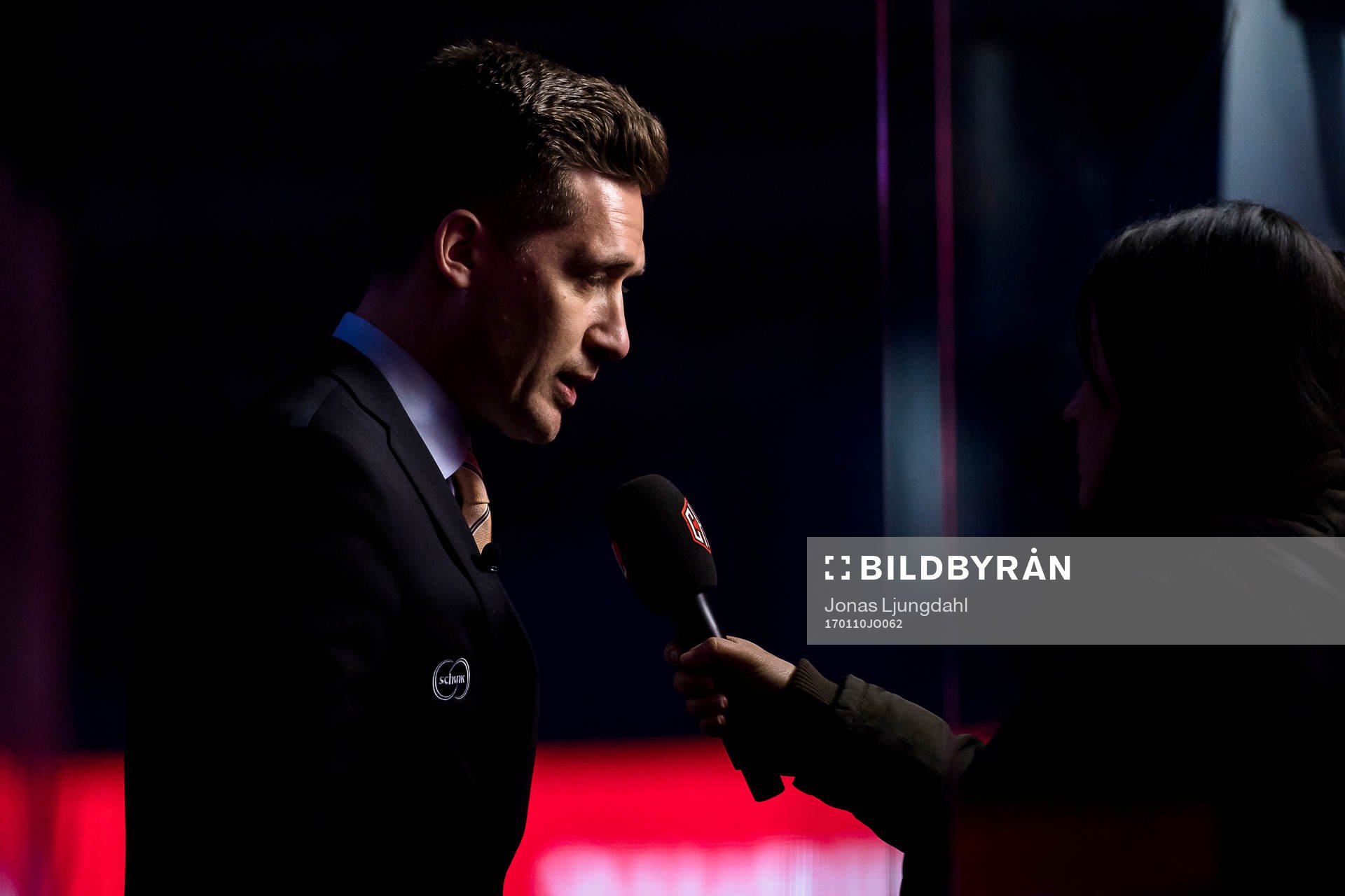 Växjös tränare Sam Hallam blir intervjuad